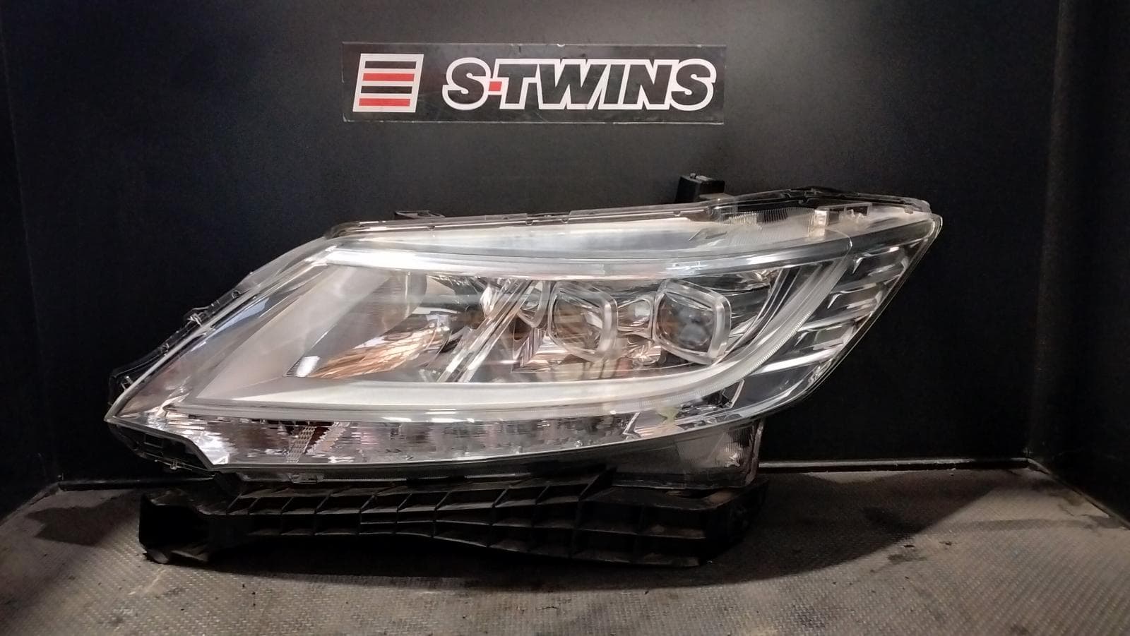 Used auto part listing image: 2016 HONDA ODYSSEY LEFT HEADLAMP RC1, LED TYPE, 02/14-12/20 0000386917