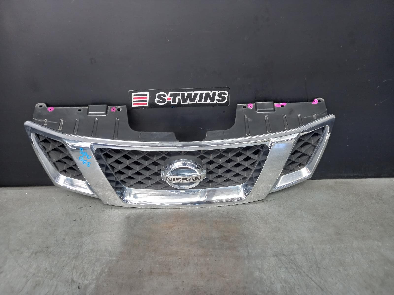 Used auto part listing image: 2014 NISSAN NAVARA GRILLE D40 (VIN VSK), RADIATOR GRILLE, CHROME, 01/10-08/15 0000375311