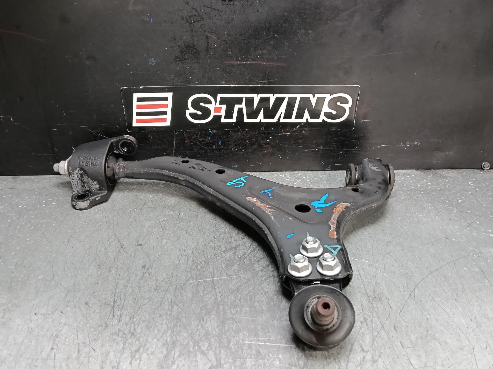 Used auto part listing image: 2020 MG HS RIGHT FRONT LOWER CONTROL ARM SAS23, 08/19-12/24 0000391295