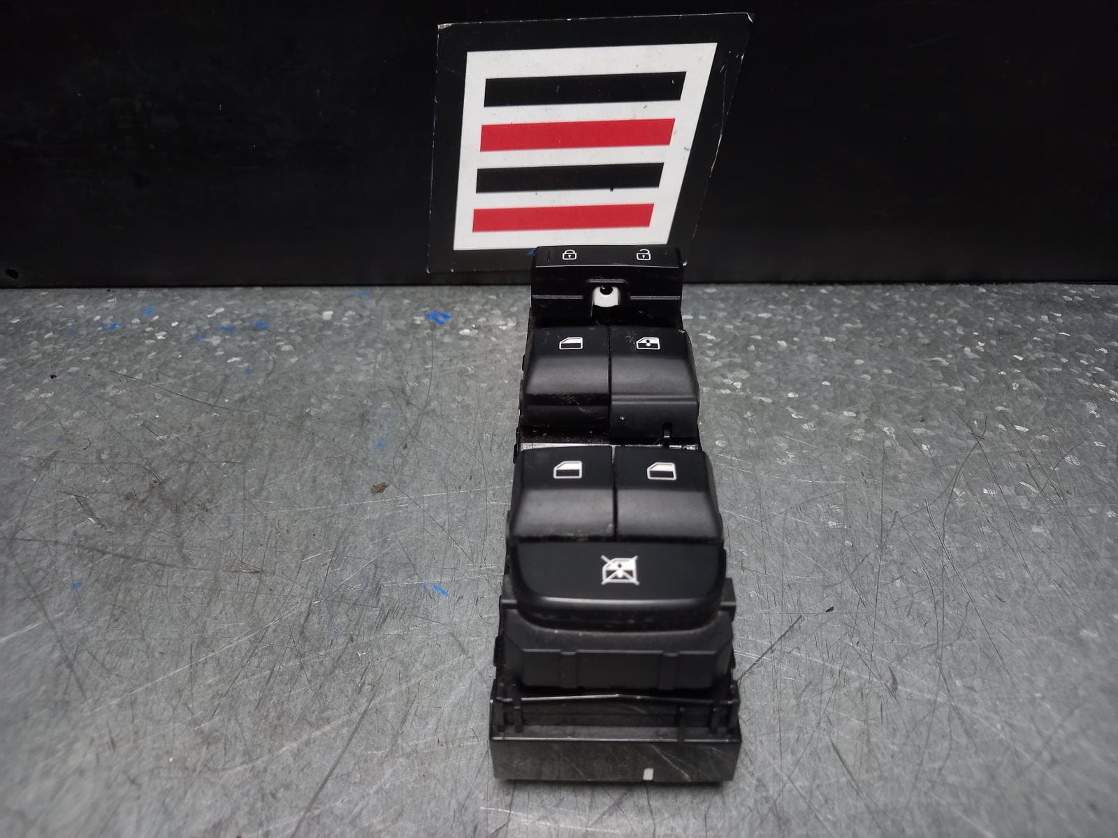Used auto part listing image: 2018 KIA CERATO PWR DR WIND SWITCH RH FRONT (MASTER SWITCH), BD, SEDAN/HATCH, 04/18-09/24 0000373686