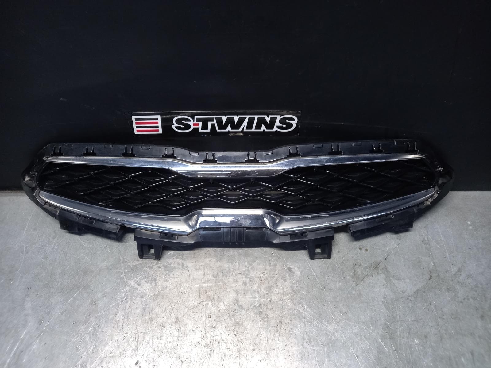 Used auto part listing image: 2018 KIA CERATO GRILLE RADIATOR GRILLE, BLACK TYPE, BD, 04/18-03/21 0000373695