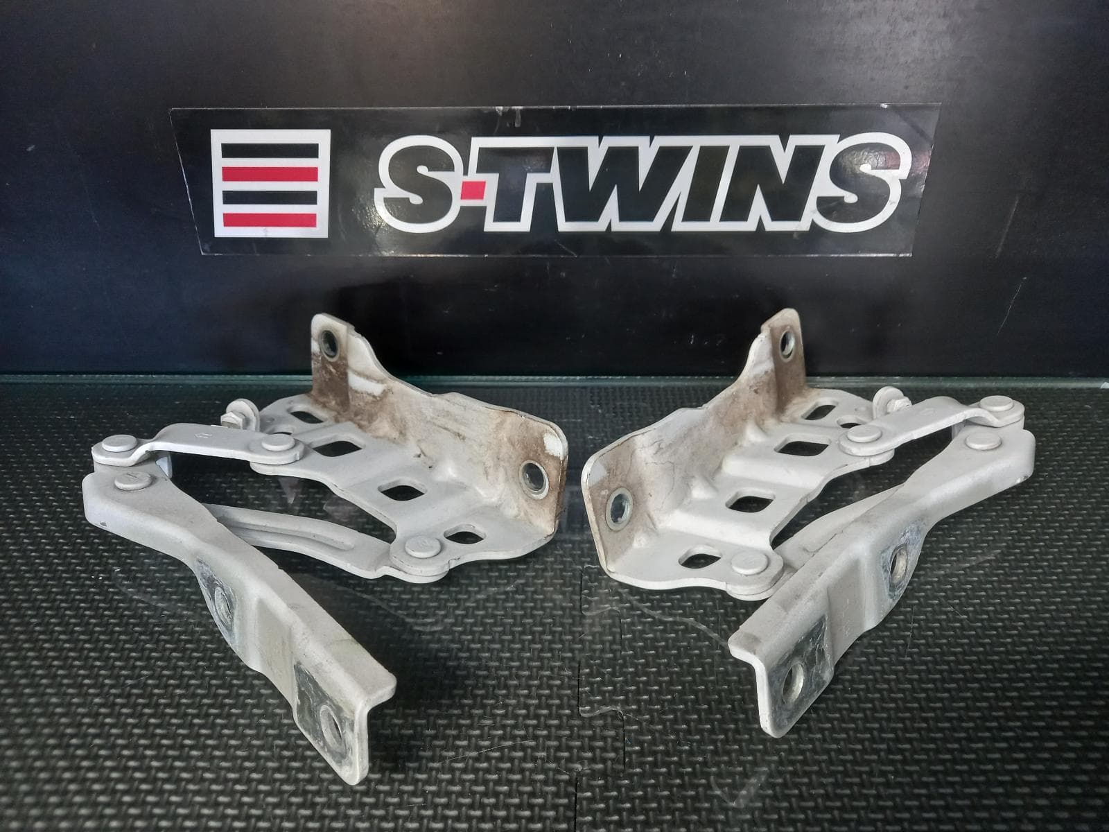 Used auto part listing image: 2018 HYUNDAI TUCSON BONNET HINGE STRUT HINGES (PAIR), (KOREA VIN KMHJ), TL, 06/15-01/21 0000360028