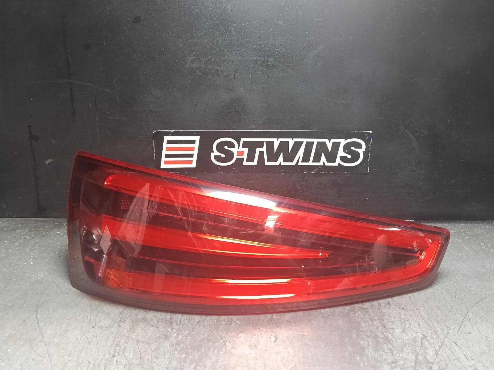 Used auto part listing image: 2014 AUDI Q3 LEFT TAILLIGHT IN TAILGATE, 8U, Q3/RSQ3, LED TYPE (10TH VIN DIGIT C,D,E), 03/12-02/15 0000409067