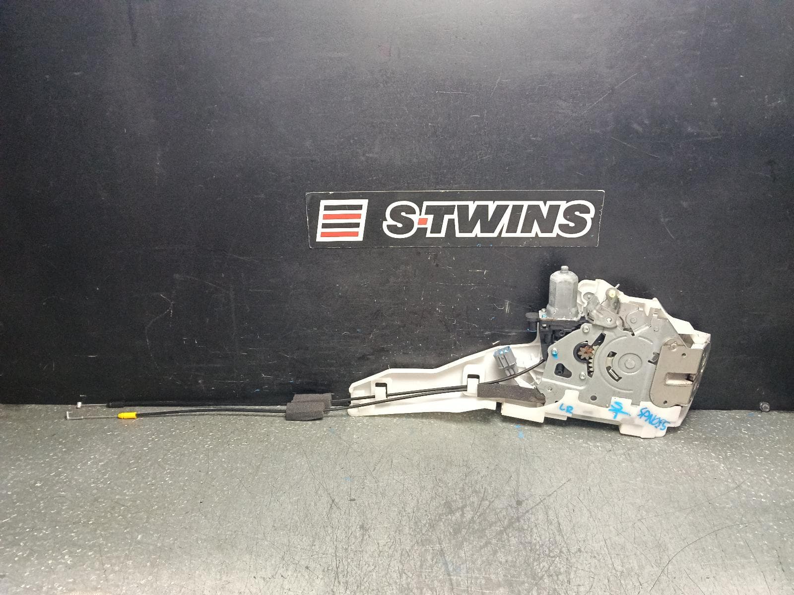 Used auto part listing image: 2019 HONDA ODYSSEY DOOR BOOT GATE LOCK RC1, LEFT REAR DOOR LOCK, 02/14-03/22 0000398494