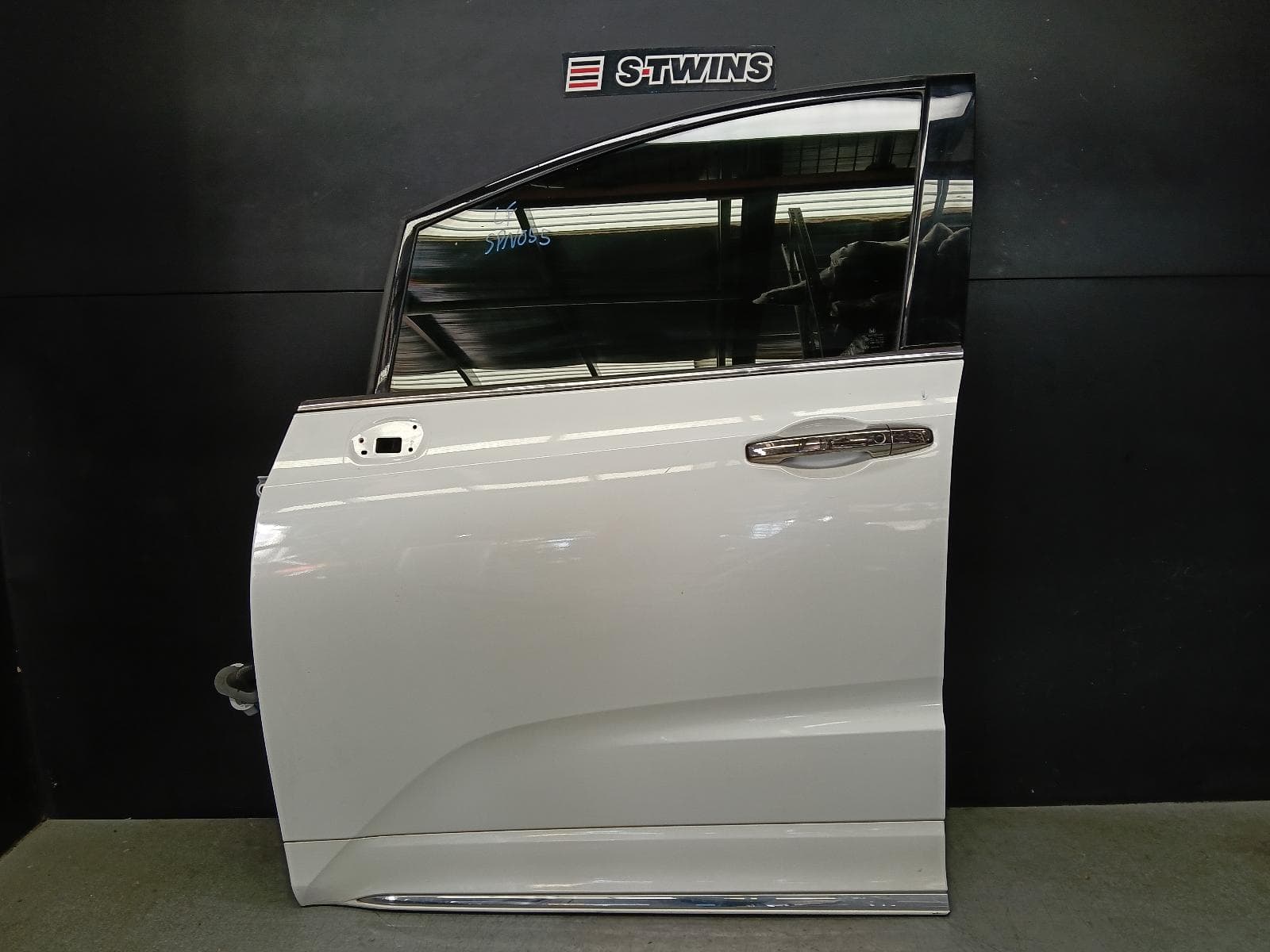 Used auto part listing image: 2019 HONDA ODYSSEY LEFT FRONT DOOR RC1, 02/14-03/22 0000398322