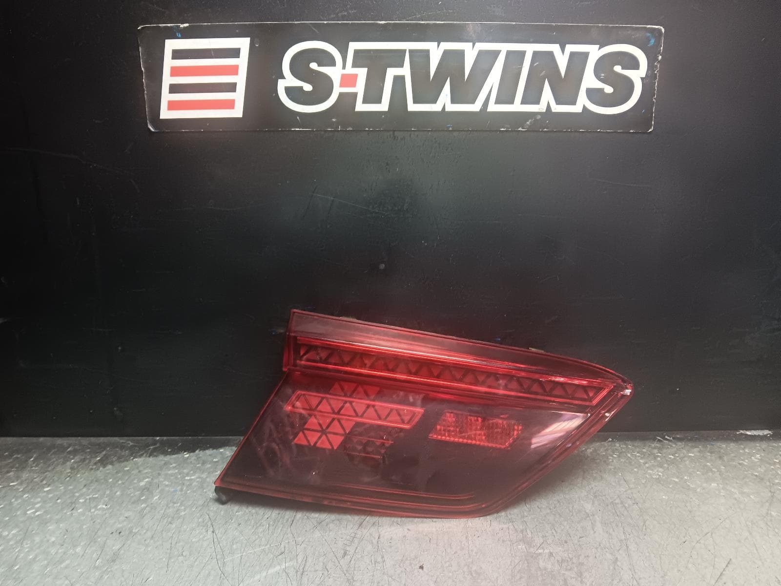 Used auto part listing image: 2018 VOLKSWAGEN TIGUAN REAR GARNISH TAILGATE LAMP (LH SIDE), LED TYPE, HIGHLINE, 5NA, 06/16-05/21 0000412662