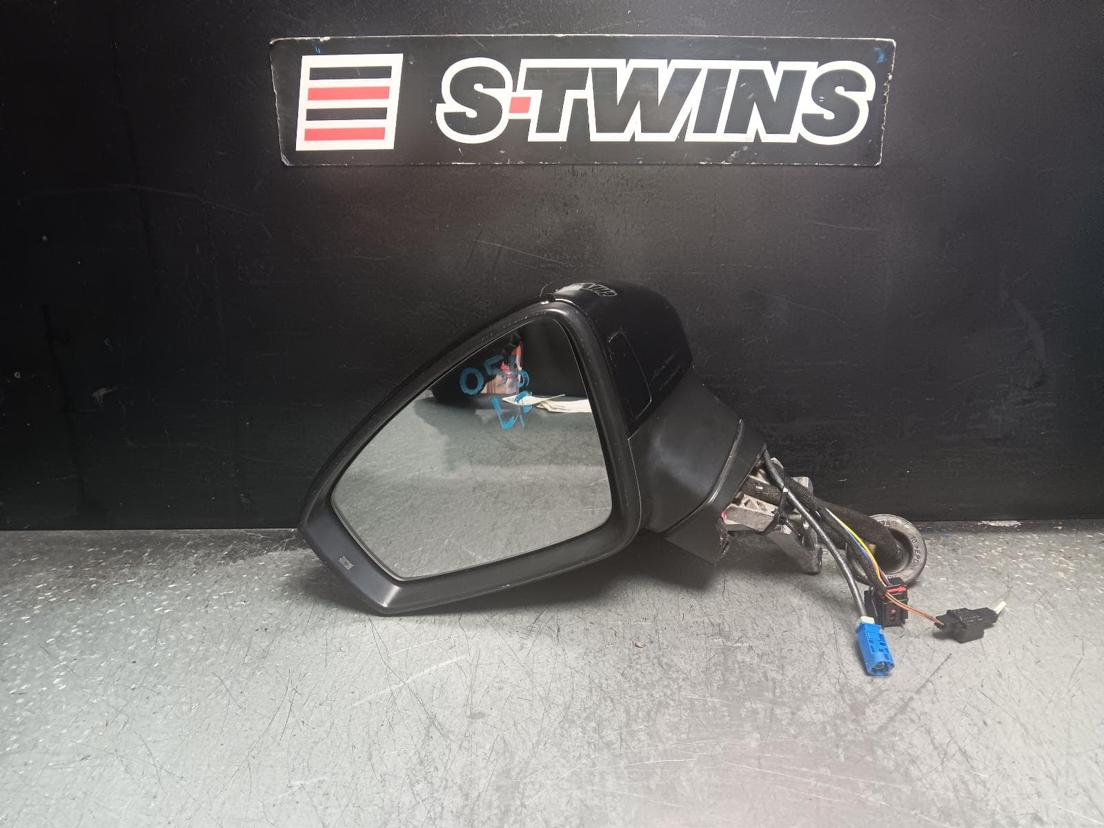 Used auto part listing image: 2018 VOLKSWAGEN TIGUAN LEFT DOOR MIRROR 5NA, POWER FOLD, W/ SIDE ASSIST & CAMERA TYPE (6XQ/KA6), 06/16-05/21 0000412670