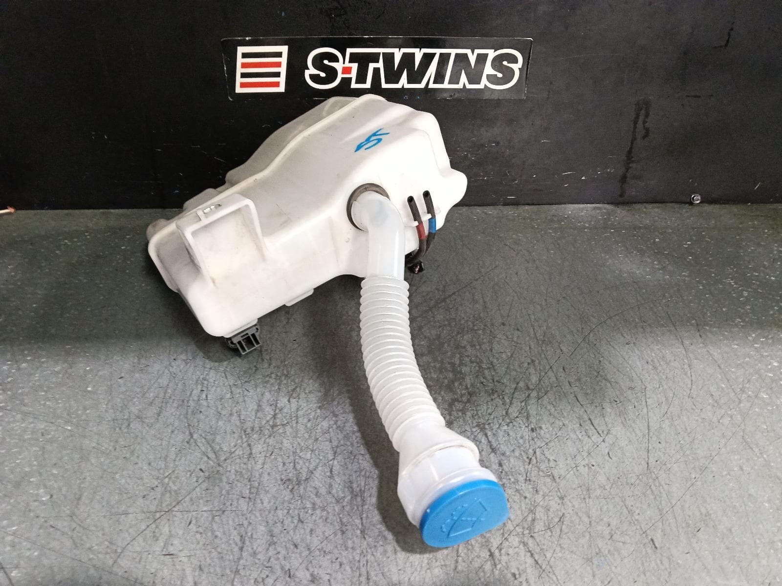 Used auto part listing image: 2019 MAZDA CX9 WASHER BOTTLE TC, 07/16-12/24 0000393181