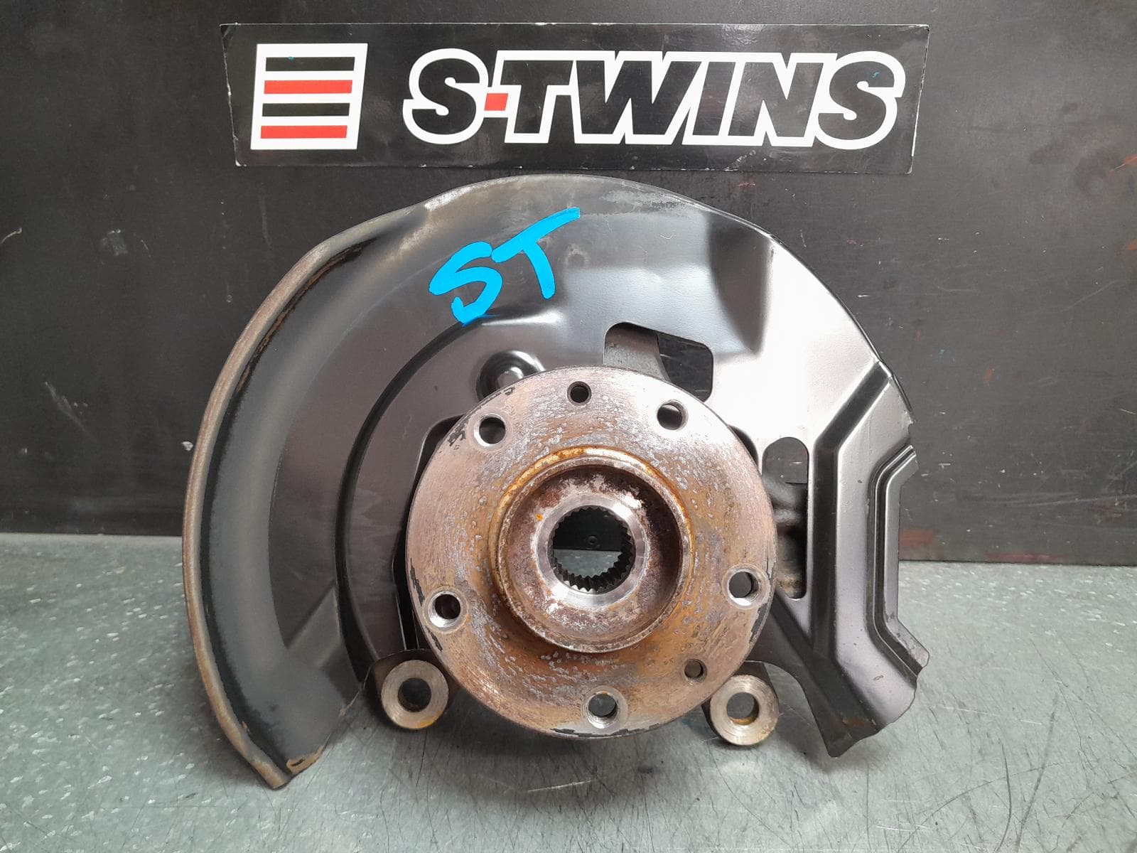 Used auto part listing image: 2014 NISSAN QASHQAI LEFT FRONT HUB ASSEMBLY J11, 12/13-07/21 0000372494