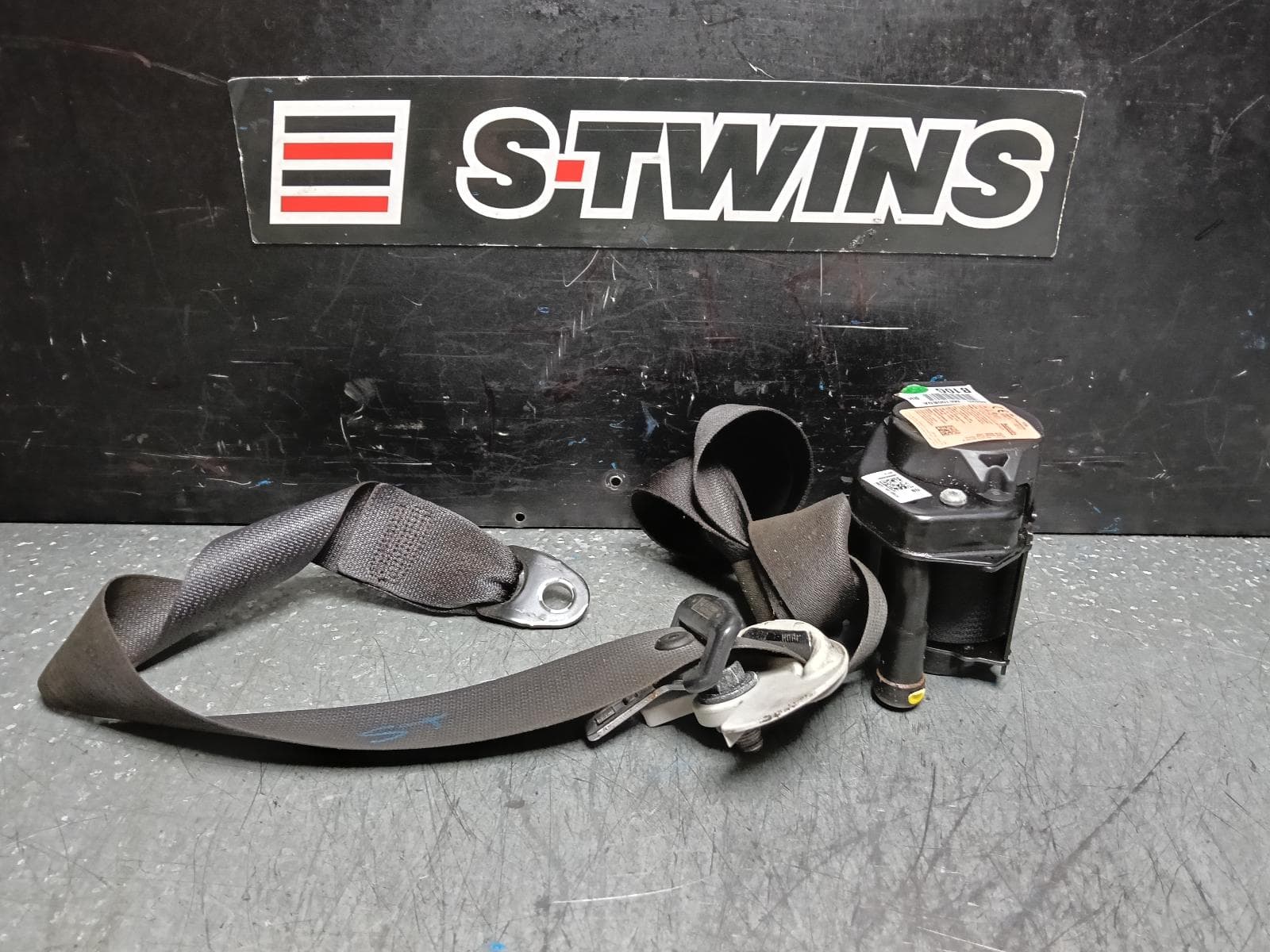 Used auto part listing image: 2018 KIA CERATO SEAT BELT STALK RH FRONT, SEAT BELT STALK ONLY, BD, 04/18-09/24 0000387444