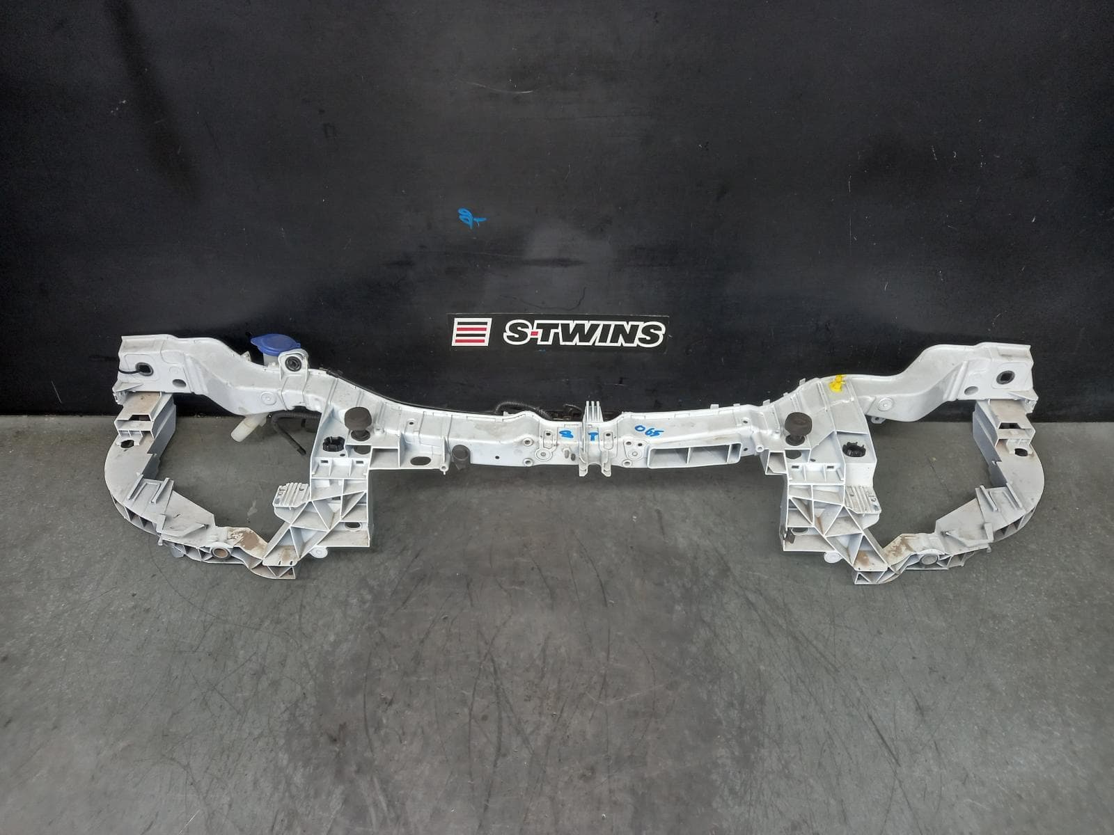 Used auto part listing image: 2013 FORD FOCUS RADIATOR SUPPORT UPPER, LW-LZ, BOLT ON TYPE, 05/11-11/18 0000360298