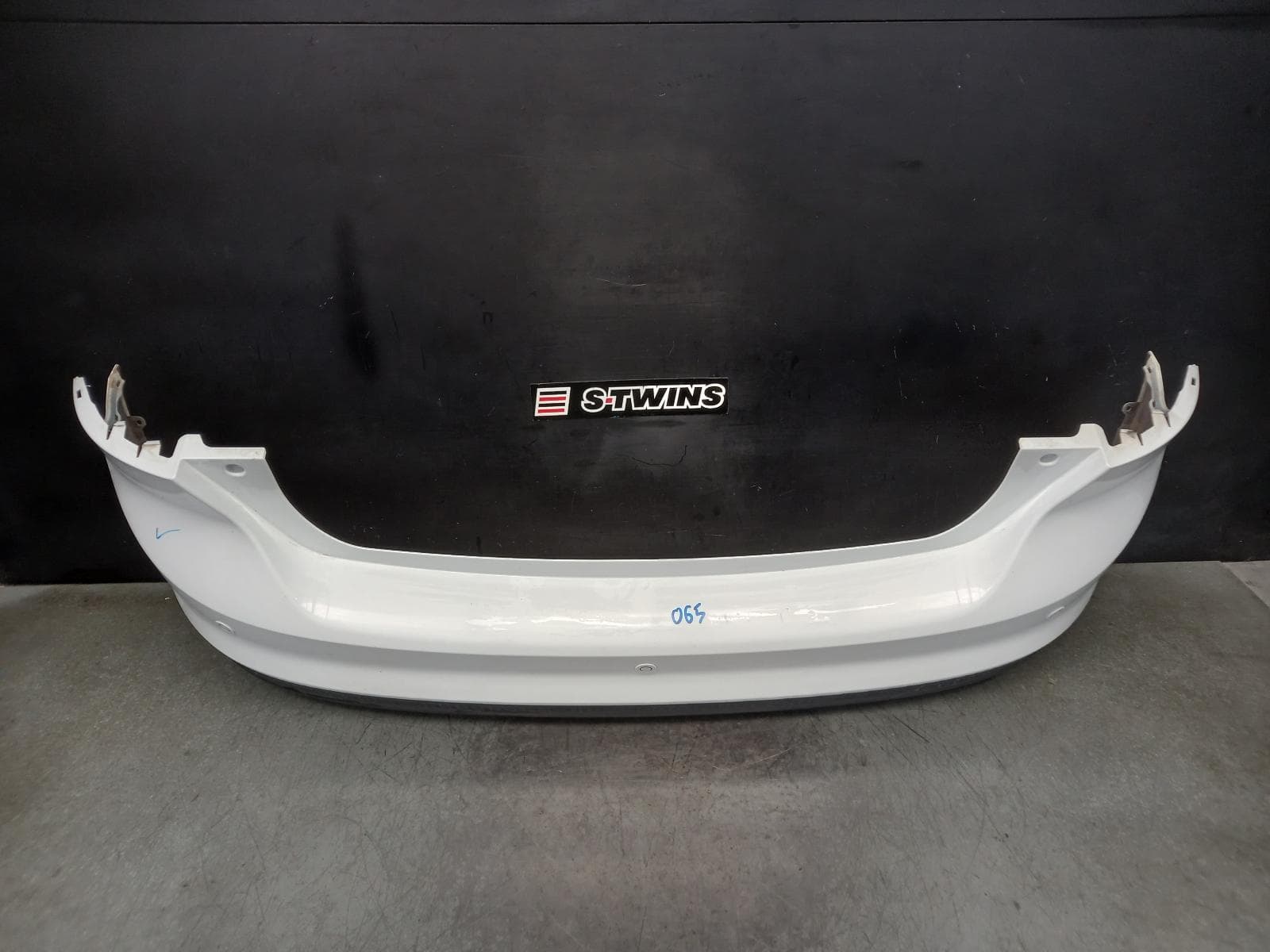 Used auto part listing image: 2013 FORD FOCUS REAR BUMPER LW, HATCH, W/ PARK SENSOR TYPE, 08/12-08/15 0000360319