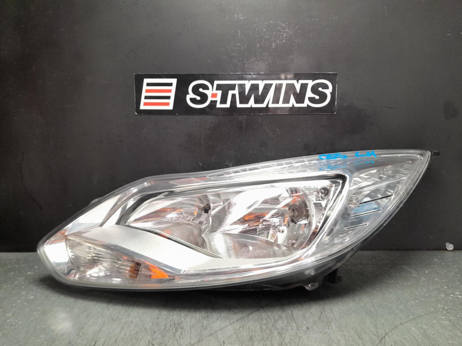 Used auto part listing image: 2013 FORD FOCUS LEFT HEADLAMP LW, AMBIENTE/TREND, HALOGEN TYPE, CHROME INSERT, 08/12-08/15 0000361128