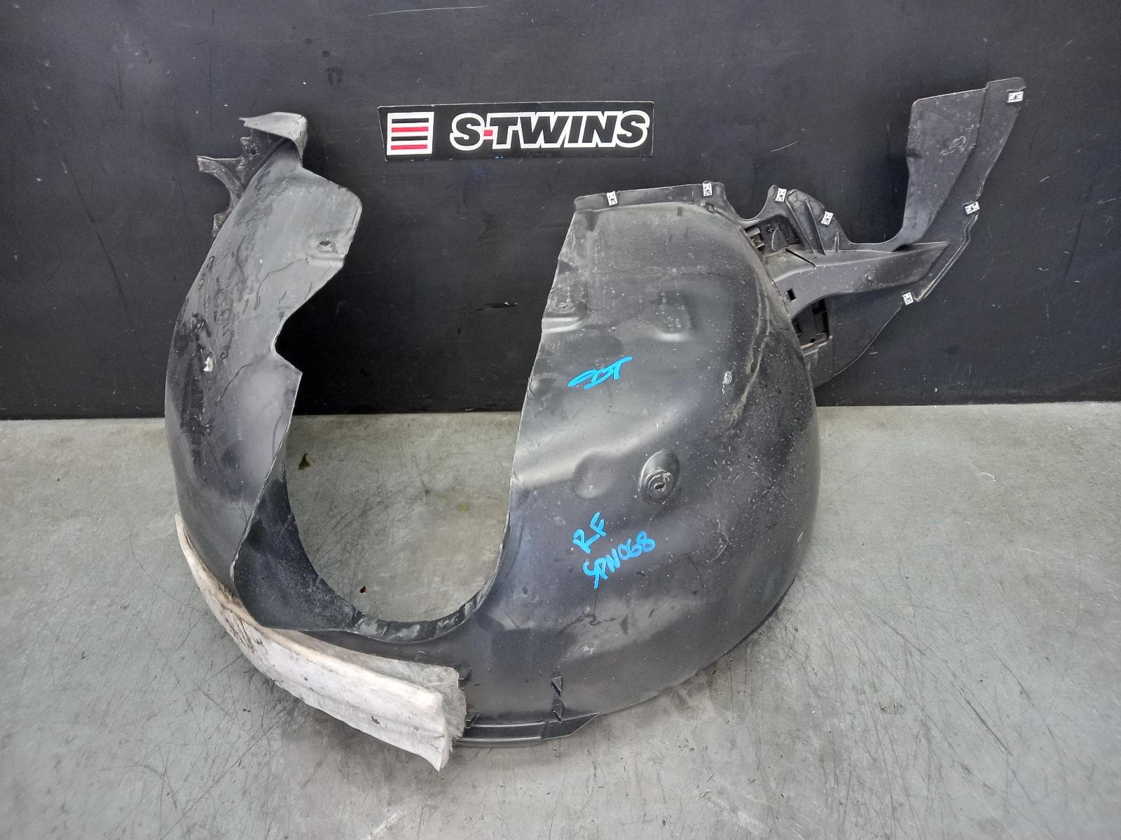 Used auto part listing image: 2018 VOLKSWAGEN TIGUAN RIGHT GUARD LINER 5NA, FRONT, 06/16-02/24 0000394292