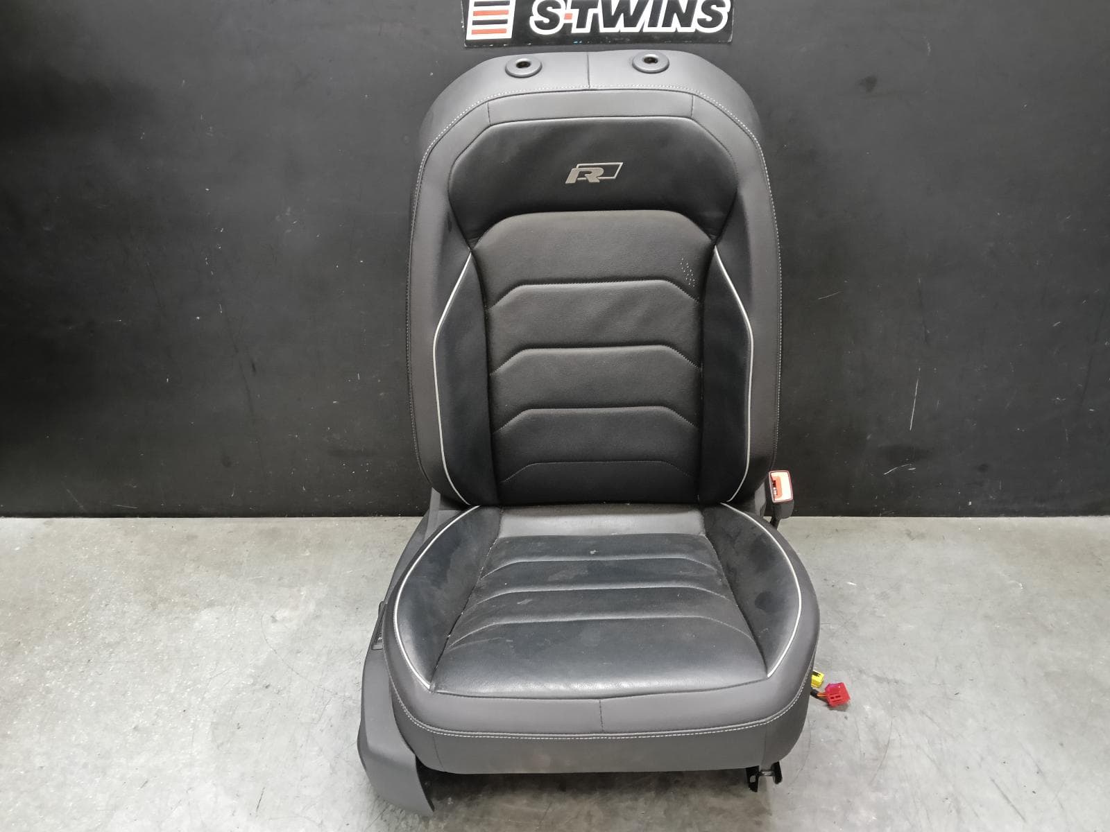 Used auto part listing image: 2018 VOLKSWAGEN TIGUAN FRONT SEAT RH FRONT, LEATHER, R-LINE, 5NA, 06/16-05/21 0000394293
