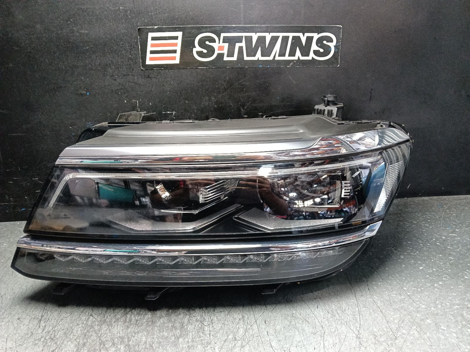 Used auto part listing image: 2018 VOLKSWAGEN TIGUAN LEFT HEADLAMP 5NA, LED TYPE, 06/16-05/21 0000394303