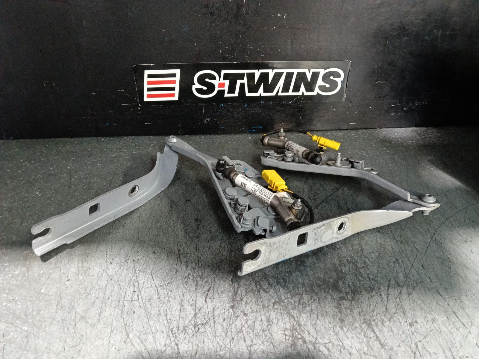 Used auto part listing image: 2018 VOLKSWAGEN TIGUAN BONNET HINGE STRUT PYROTECHNIC BONNET ACTUATORS (PAIR), 5NA, 06/16-05/21 0000394306