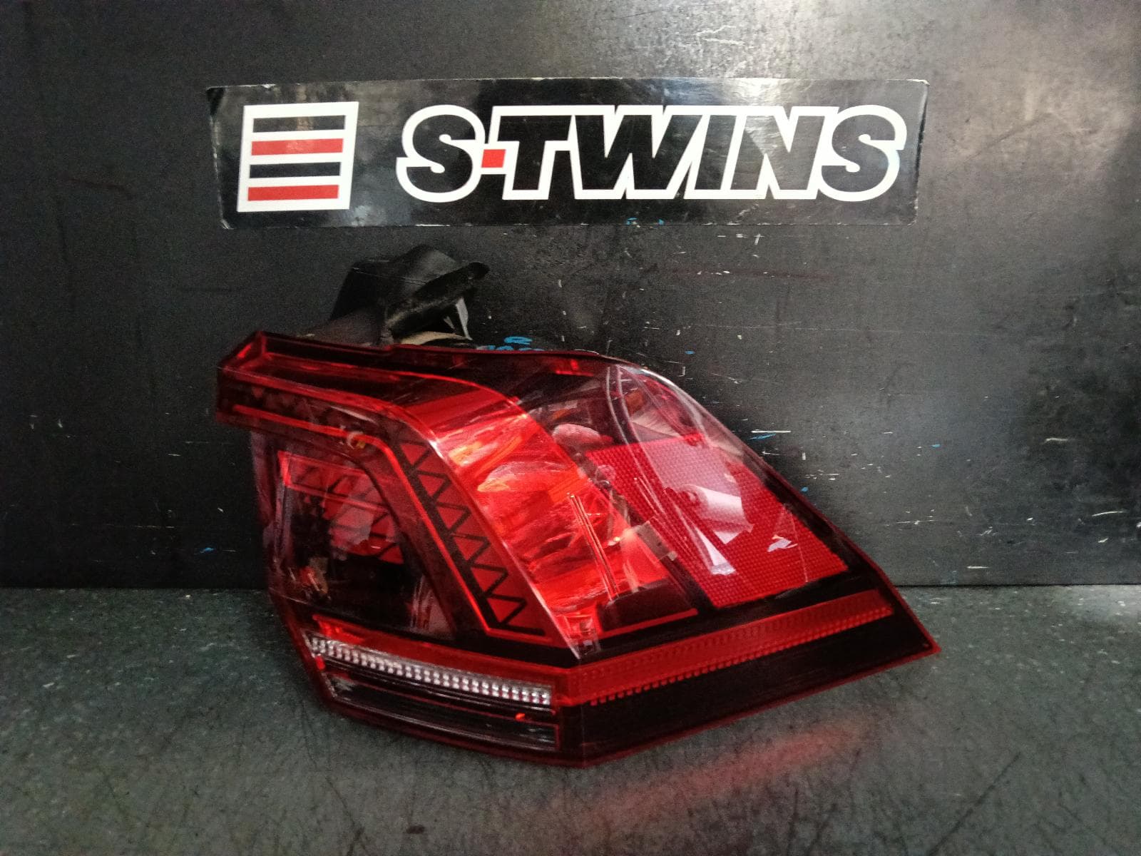 Used auto part listing image: 2018 VOLKSWAGEN TIGUAN RIGHT TAILLIGHT IN BODY, LED TYPE, W/ DYNAMIC INDICATORS (8SQ), 5NA, 06/16-05/21 0000394307