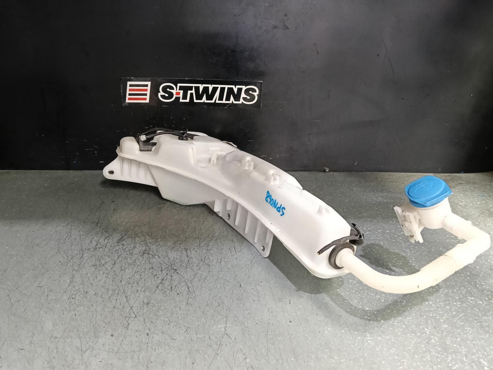 Used auto part listing image: 2018 VOLKSWAGEN TIGUAN WASHER BOTTLE 5NA, NON ALLSPACE, DIESEL (RH SIDE), 5L TANK, 06/16-02/24 0000394312