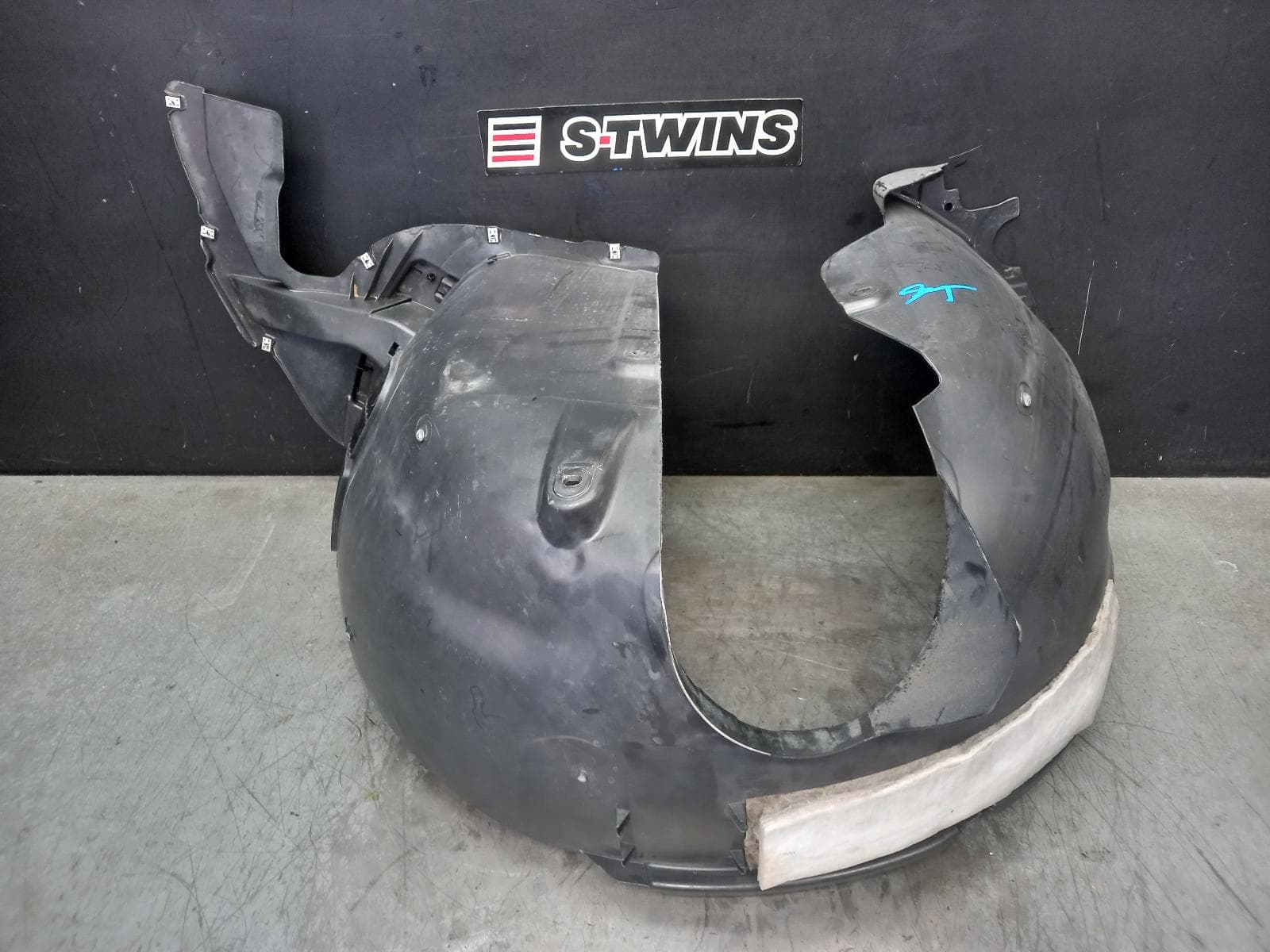 Used auto part listing image: 2018 VOLKSWAGEN TIGUAN LEFT GUARD LINER 5NA, FRONT, 06/16-02/24 0000394313