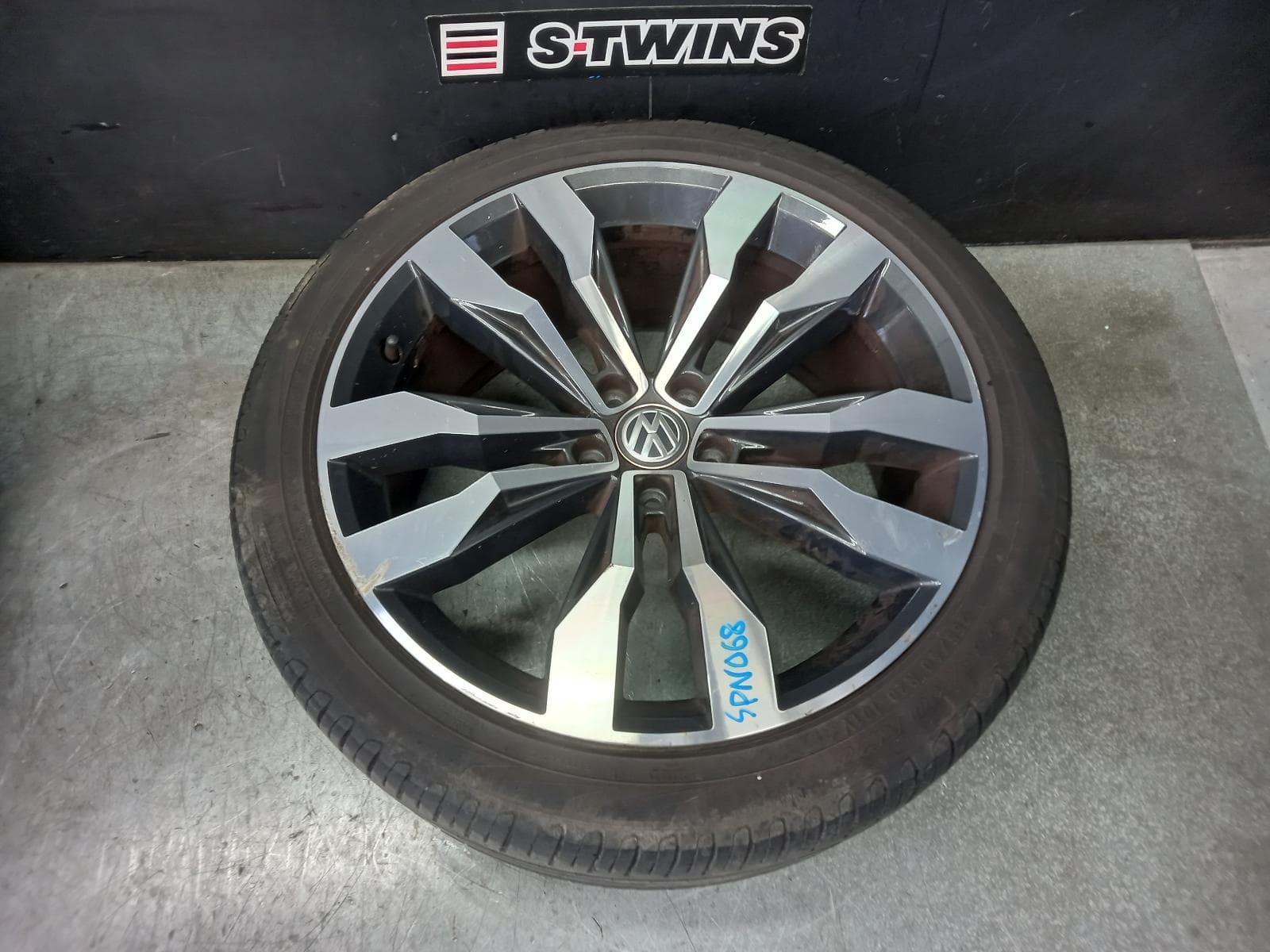 Used auto part listing image: 2018 VOLKSWAGEN TIGUAN WHEEL MAG FACTORY, 20X8IN, SUZUKA, BI-COLOUR, BLACK/ALUMINUM, 5NA, 06/16-02/24 0000394236