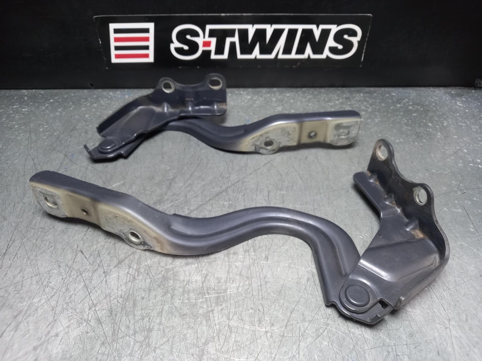 Used auto part listing image: 2015 KIA CERATO BONNET HINGE STRUT HINGES (PAIR), YD, 04/13-05/18 0000373711