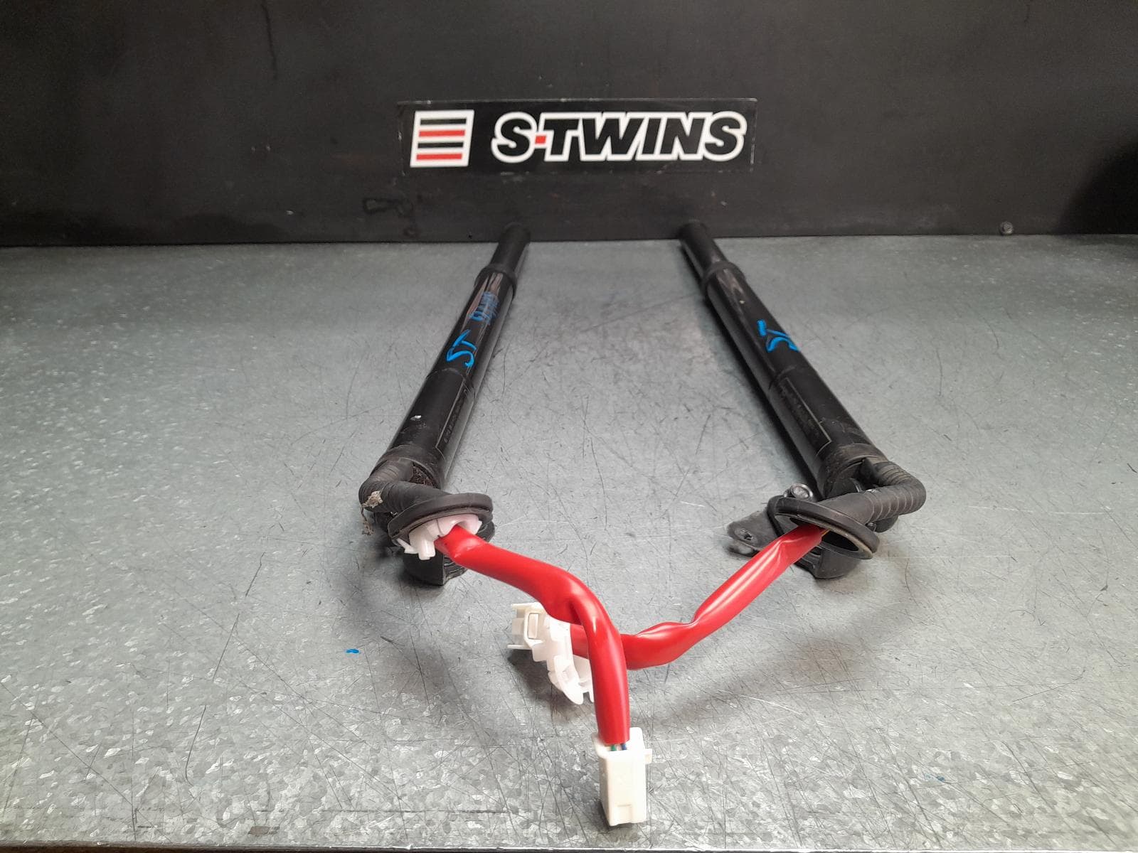 Used auto part listing image: 2020 MAZDA CX5 HATCH STRUT TAILGATE STRUT (PAIR), KF, W/ POWER LIFTGATE TYPE, 02/17- 0000377478