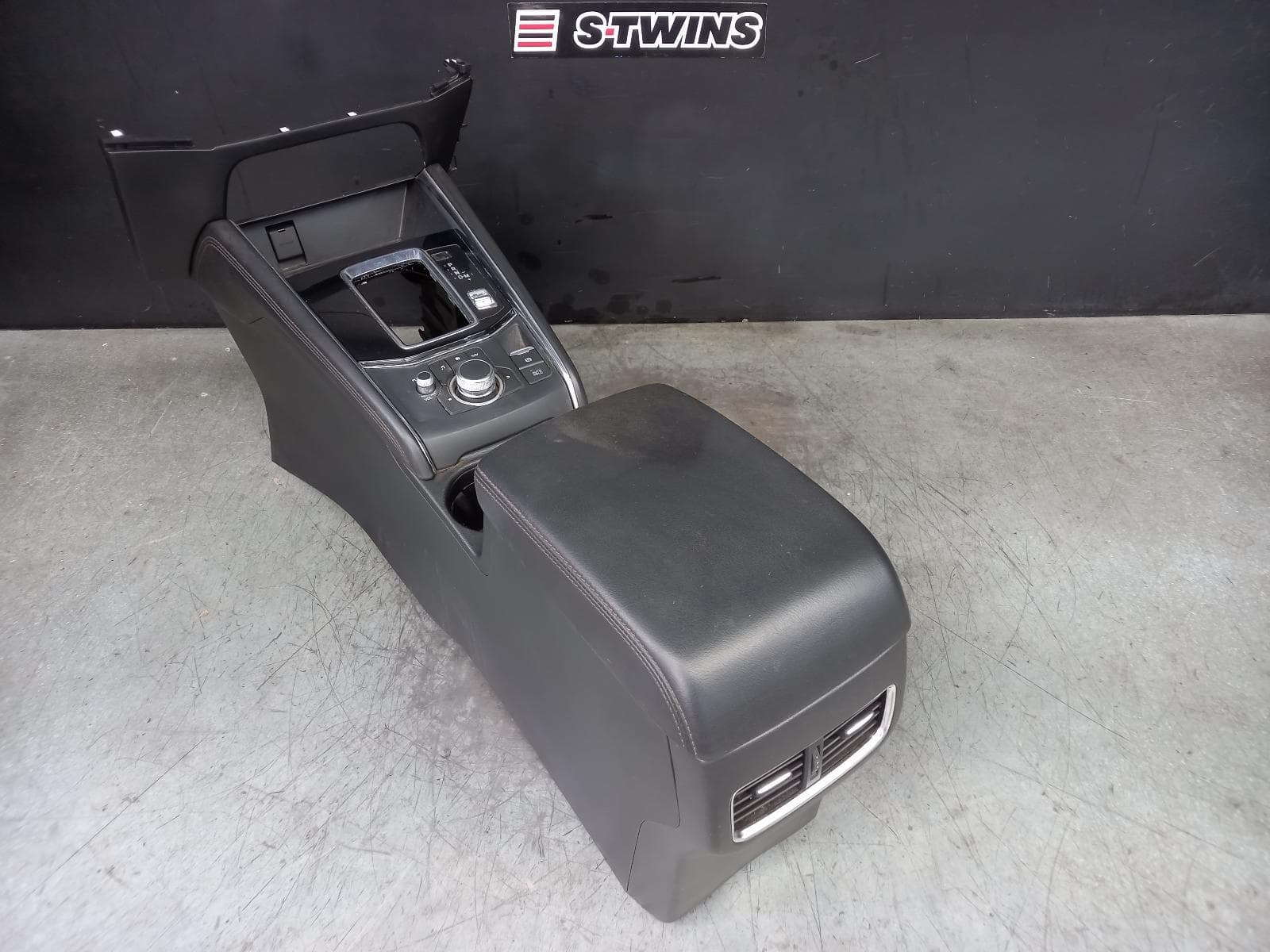 Used auto part listing image: 2020 MAZDA CX5 CONSOLE KF, 02/17-03/26 0000377484