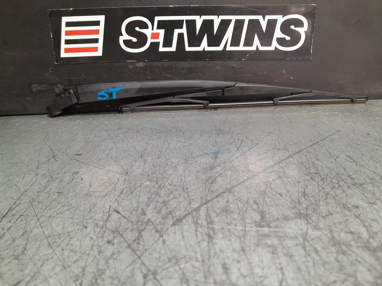 Used auto part listing image: 2020 MAZDA CX5 WIPER ARM KF, TAILGATE, 02/17- 0000377491