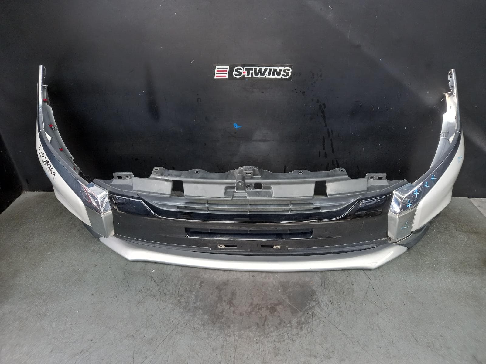 Used auto part listing image: 2018 MITSUBISHI OUTLANDER FRONT BUMPER BUMPER BAR, NON H/LAMP WASHER TYPE, ZK, 01/15-03/18 0000364856