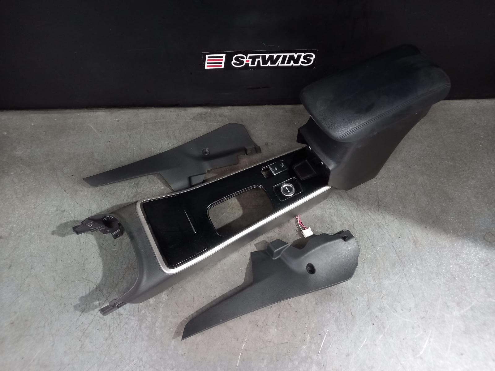 Used auto part listing image: 2018 MITSUBISHI OUTLANDER CONSOLE CONSOLE ASSY, ZK-ZL, 07/17-07/21 0000374657