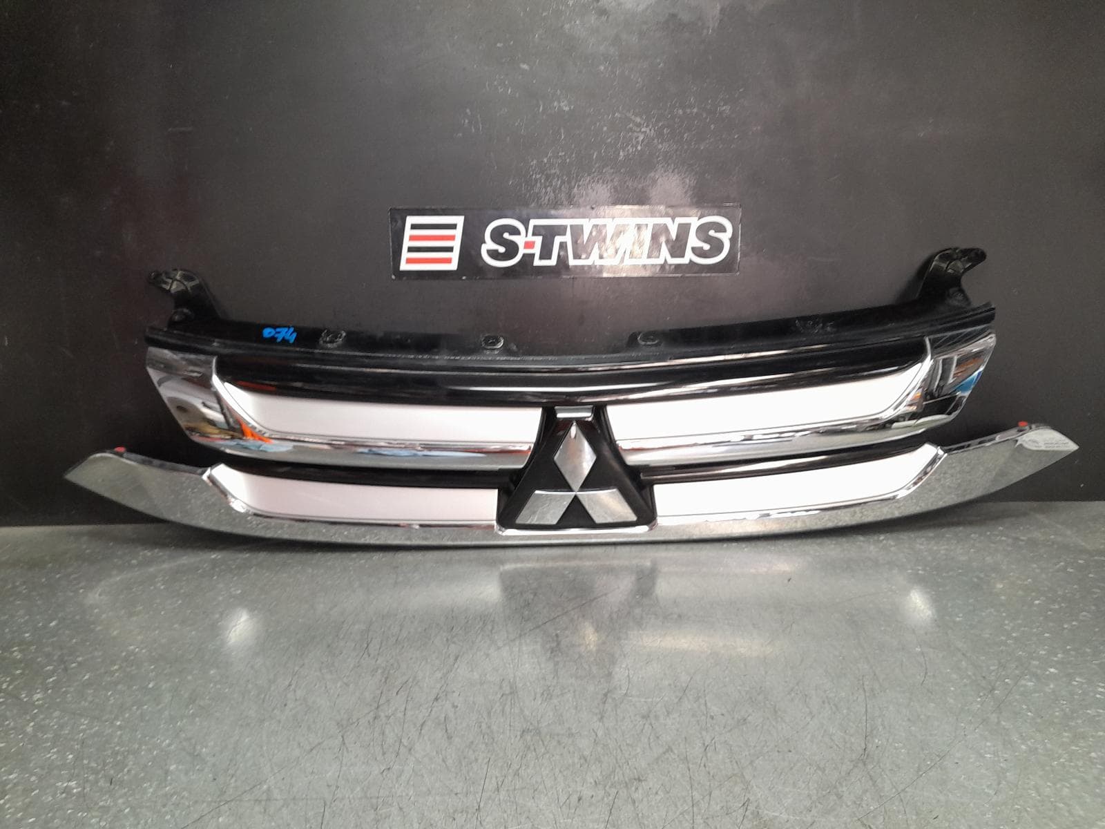Used auto part listing image: 2018 MITSUBISHI OUTLANDER GRILLE RADIATOR GRILLE, ZL, CHROME/BLACK, 04/18-07/21 0000361509