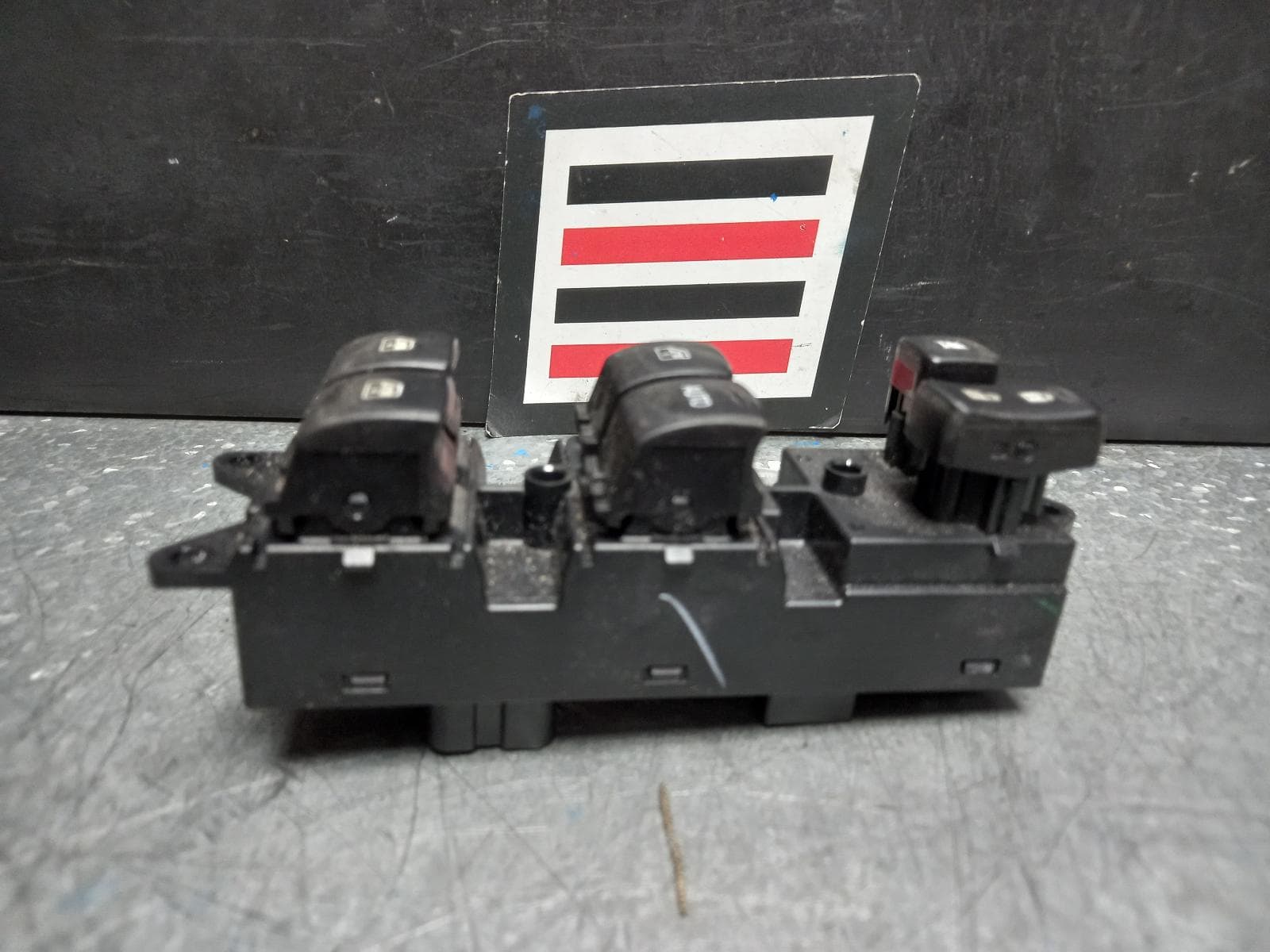 Used auto part listing image: 2018 MITSUBISHI OUTLANDER PWR DR WIND SWITCH RH FRONT (MASTER SWITCH), ZK, 01/15-03/18 0000374660