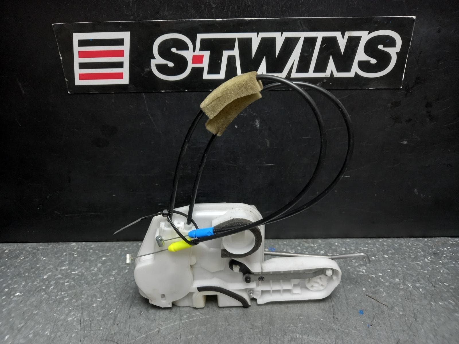 Used auto part listing image: 2018 MITSUBISHI OUTLANDER DOOR BOOT GATE LOCK RIGHT FRONT DOOR LOCK, W/ KEYLESS TYPE, ZJ-ZL, 10/12-07/21 0000374661