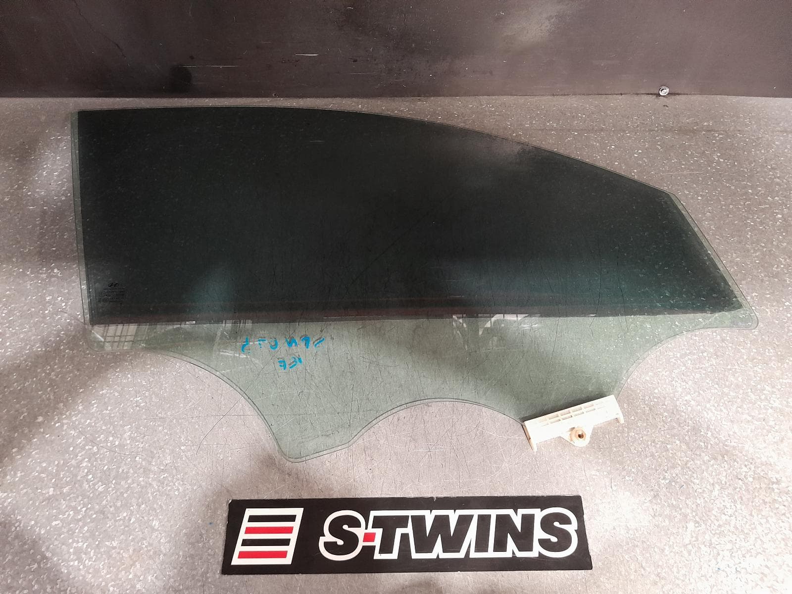 Used auto part listing image: 2020 HYUNDAI TUCSON RIGHT FRONT DOOR WINDOW TL, 06/15-01/21 0000361470