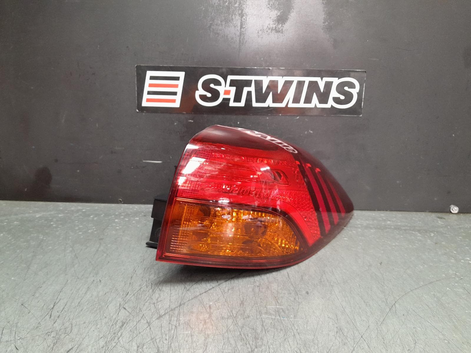 Used auto part listing image: 2020 HYUNDAI TUCSON RIGHT TAILLIGHT TAILGATE REFLECTOR, TL, 06/18-01/21 0000361488