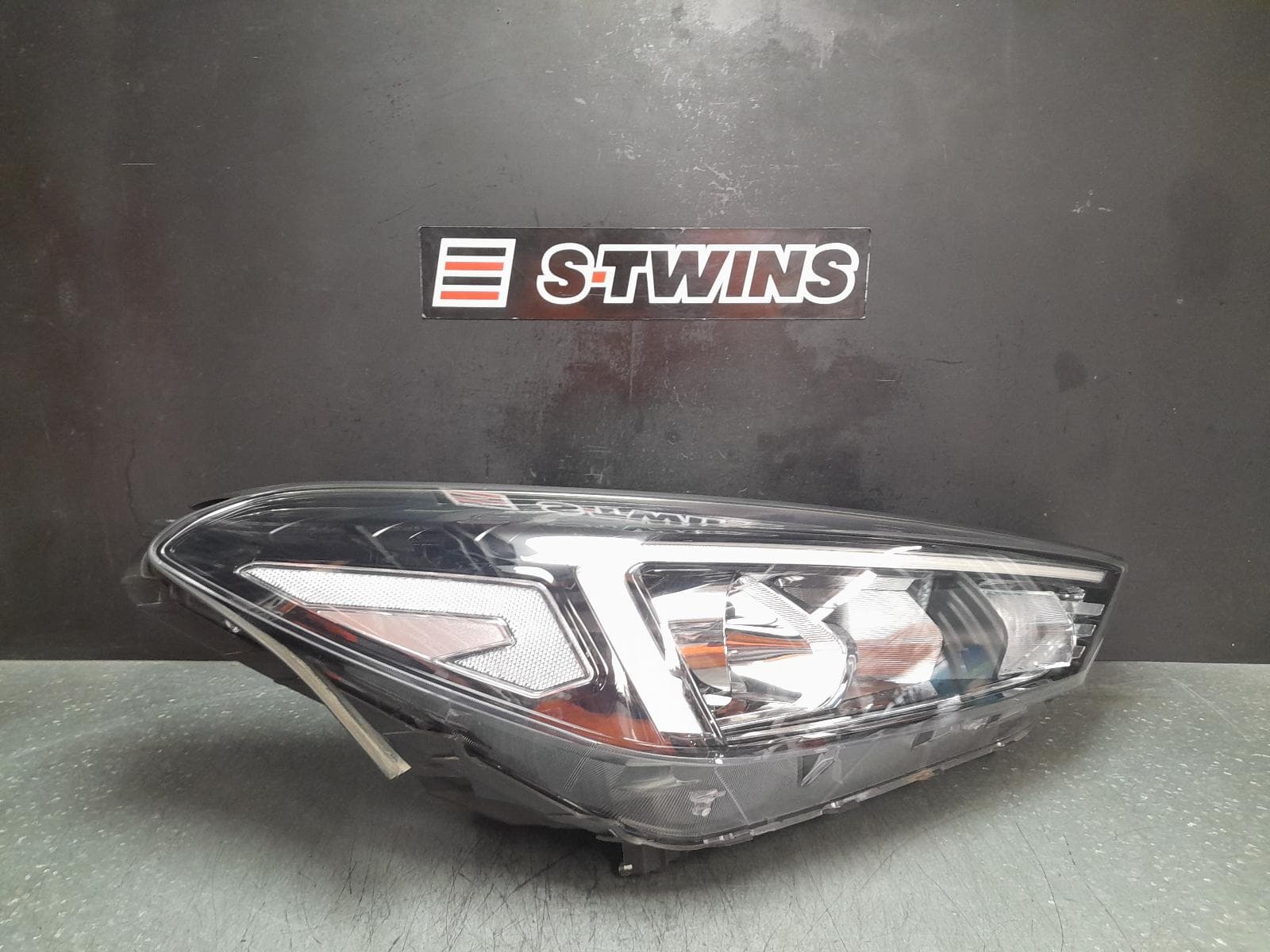 Used auto part listing image: 2020 HYUNDAI TUCSON RIGHT HEADLAMP TL, GO/ACTIVE X/ELITE, LED, PROJECTOR TYPE, 06/18-01/21 0000361489