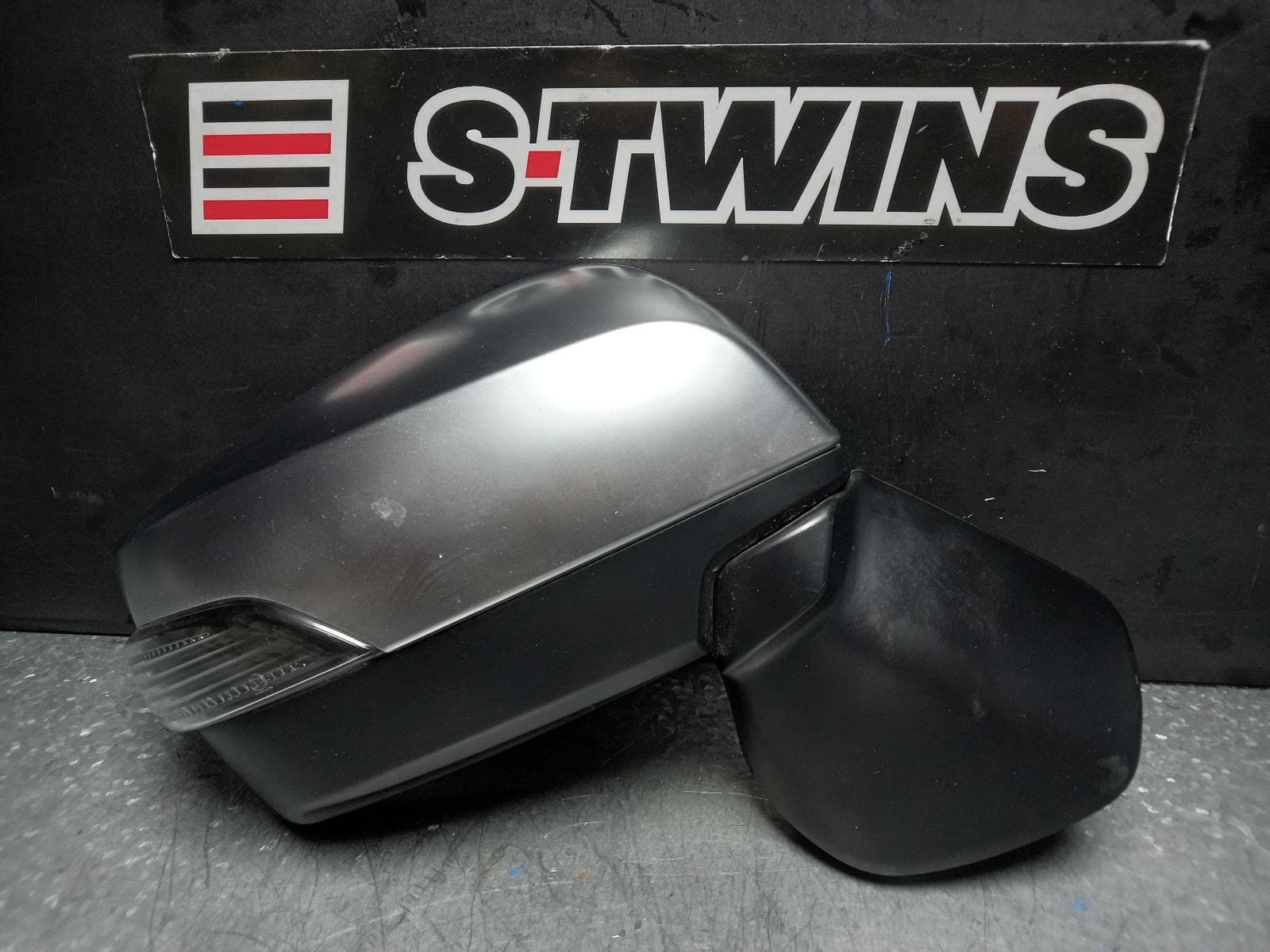 Used auto part listing image: 2016 SUBARU LEVORG RIGHT DOOR MIRROR V1, GT PREMIUM/GT-S/STi SPORT, SILVER, HEATED TYPE, 05/16-12/20 0000375978