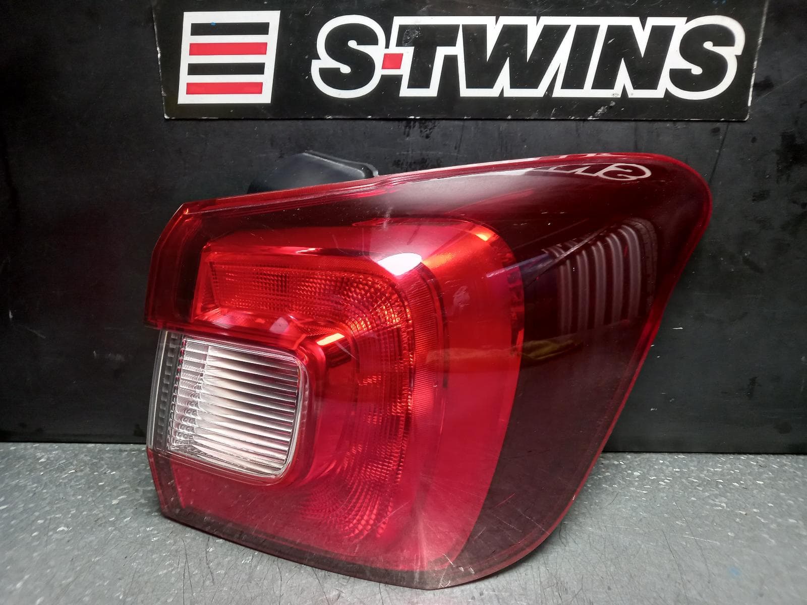 Used auto part listing image: 2016 SUBARU LEVORG RIGHT TAILLIGHT V1, 05/16-12/20 0000375989