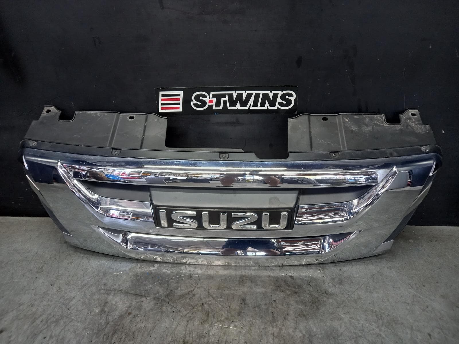 Used auto part listing image: 2018 ISUZU DMAX GRILLE RADIATOR GRILLE, RC, CHROME, 11/16- 0000368460