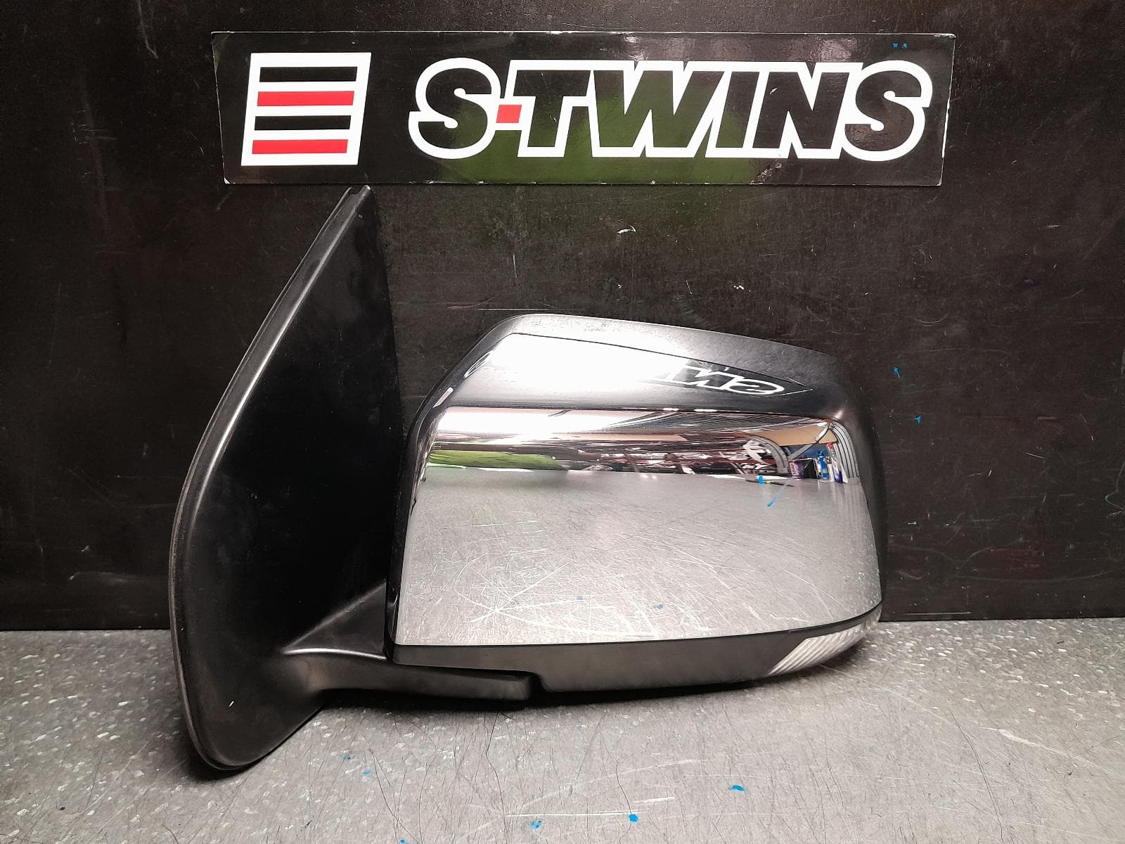 Used auto part listing image: 2018 ISUZU DMAX LEFT DOOR MIRROR RC, CHROME, W/ INDICATOR TYPE, 05/12-06/20 0000368461