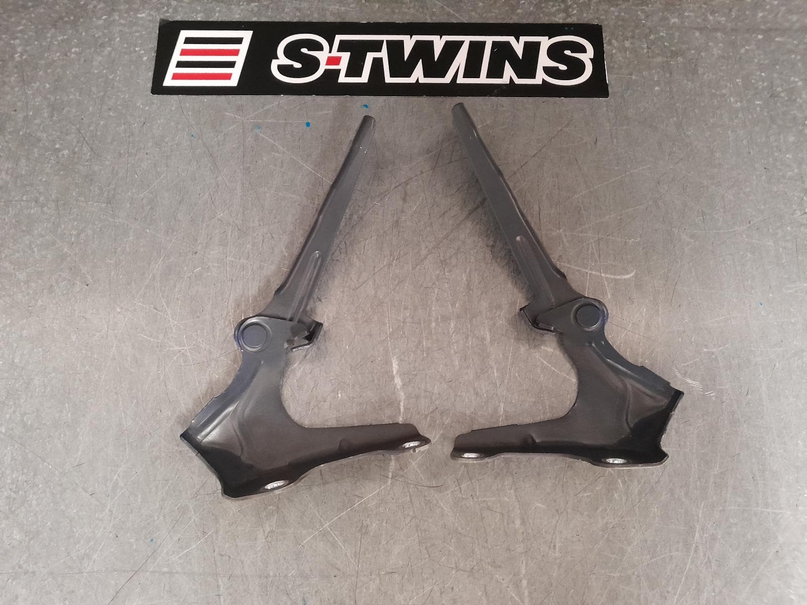 Used auto part listing image: 2018 ISUZU DMAX BONNET HINGE STRUT HINGES (PAIR), RC, 06/12-06/20 0000368473
