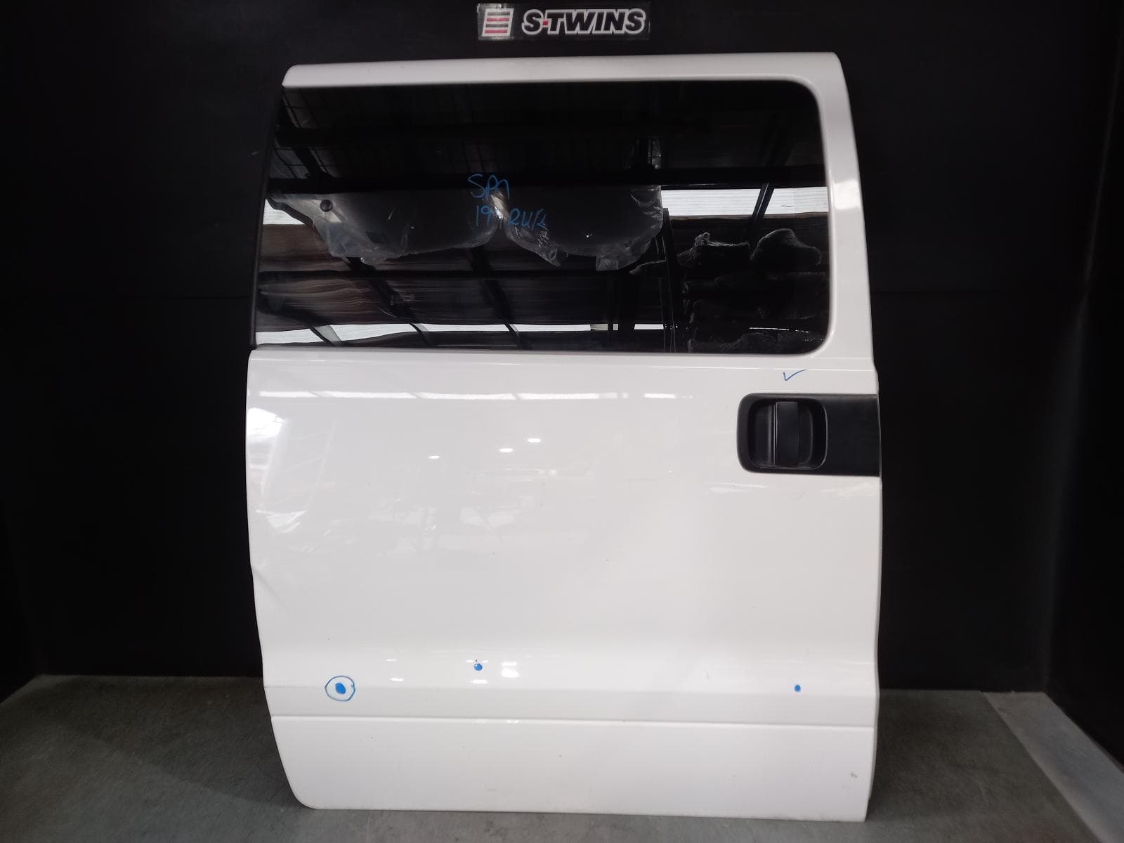 Used auto part listing image: 2016 HYUNDAI ILOAD/IMAX RIGHT REAR DOOR SLIDING TQ, ILOAD, FIXED GLASS TYPE, 11/07-03/21 0000361827