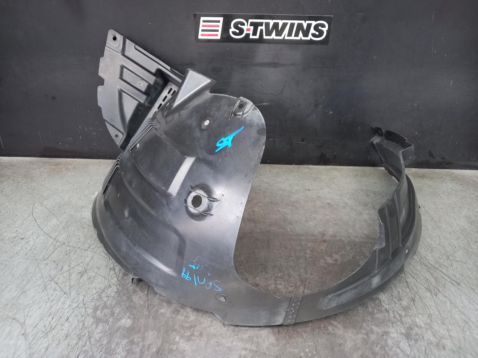 Used auto part listing image: 2016 HYUNDAI ILOAD/IMAX LEFT GUARD LINER FRONT, TQ, iLOAD/iMAX, 11/07-02/18 0000362156