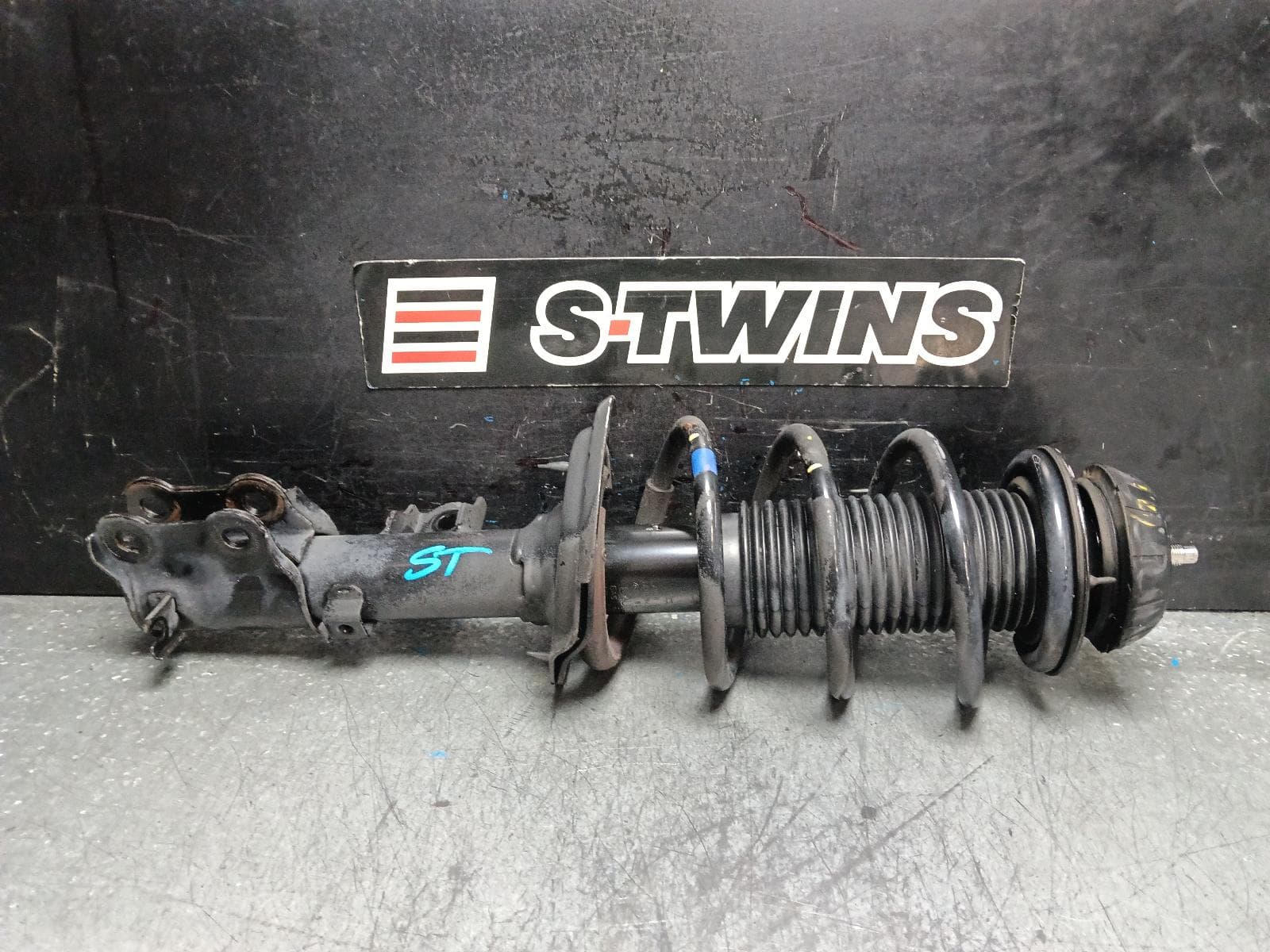 Used auto part listing image: 2016 HYUNDAI ACCENT LEFT FRONT STRUT RB, 05/11-12/19 0000398432