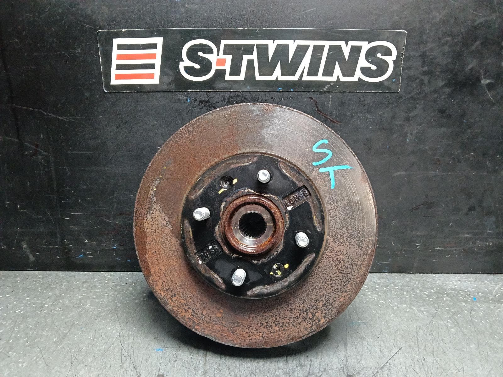 Used auto part listing image: 2016 HYUNDAI ACCENT RIGHT FRONT HUB ASSEMBLY RB, 05/11-12/19 0000398434