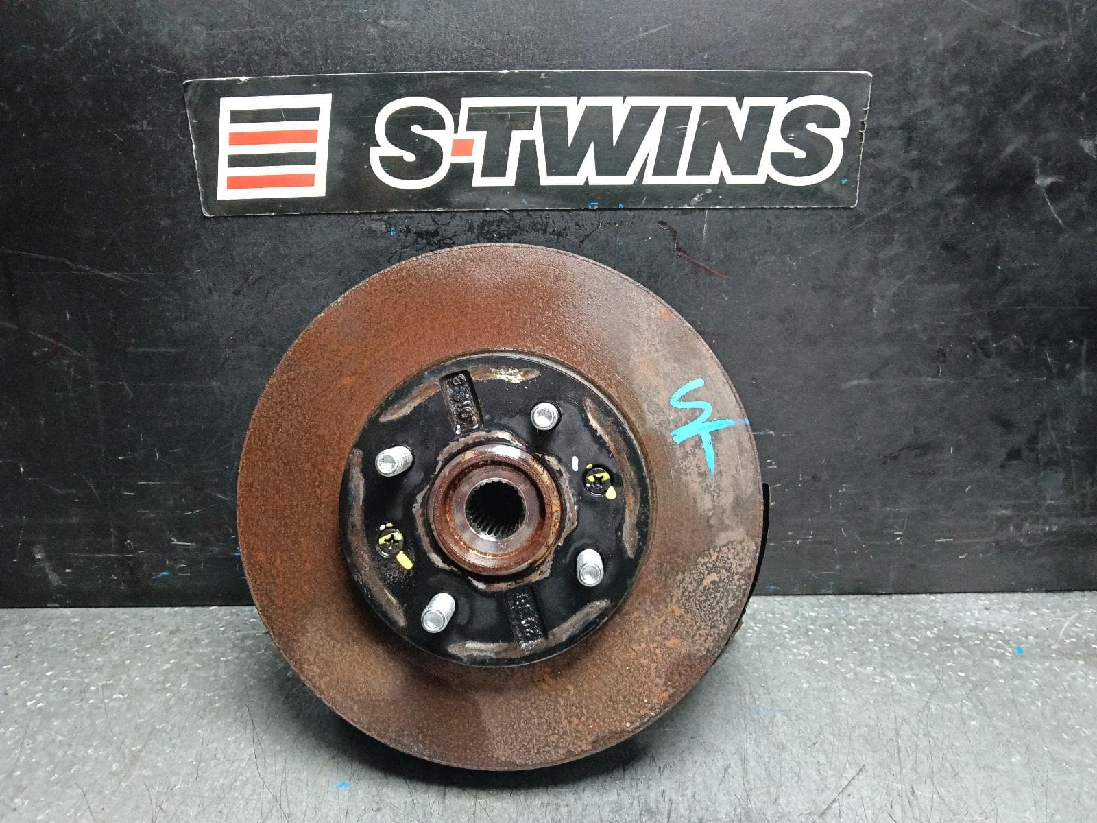Used auto part listing image: 2016 HYUNDAI ACCENT LEFT FRONT HUB ASSEMBLY RB, 05/11-12/19 0000398440