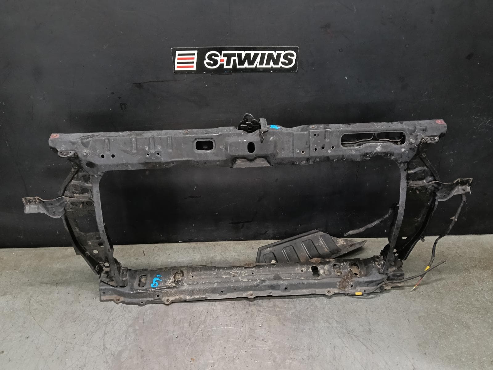 Used auto part listing image: 2016 HYUNDAI ACCENT RADIATOR SUPPORT RB, PETROL, P/N 64101-1R000/1R300, 05/11-12/19 0000398442