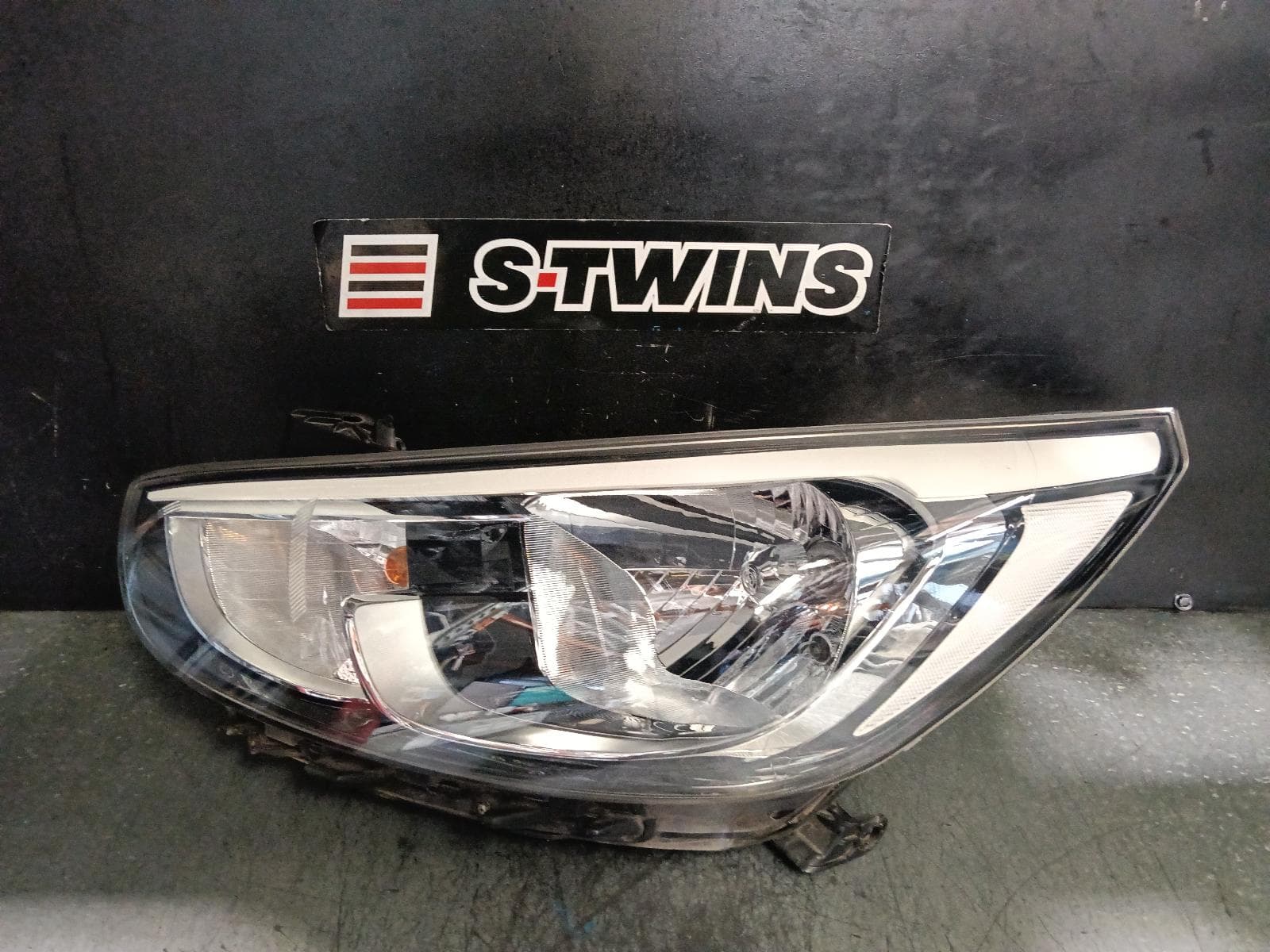 Used auto part listing image: 2016 HYUNDAI ACCENT LEFT HEADLAMP RB, ACTIVE, HALOGEN TYPE, 09/14-12/19 0000398446