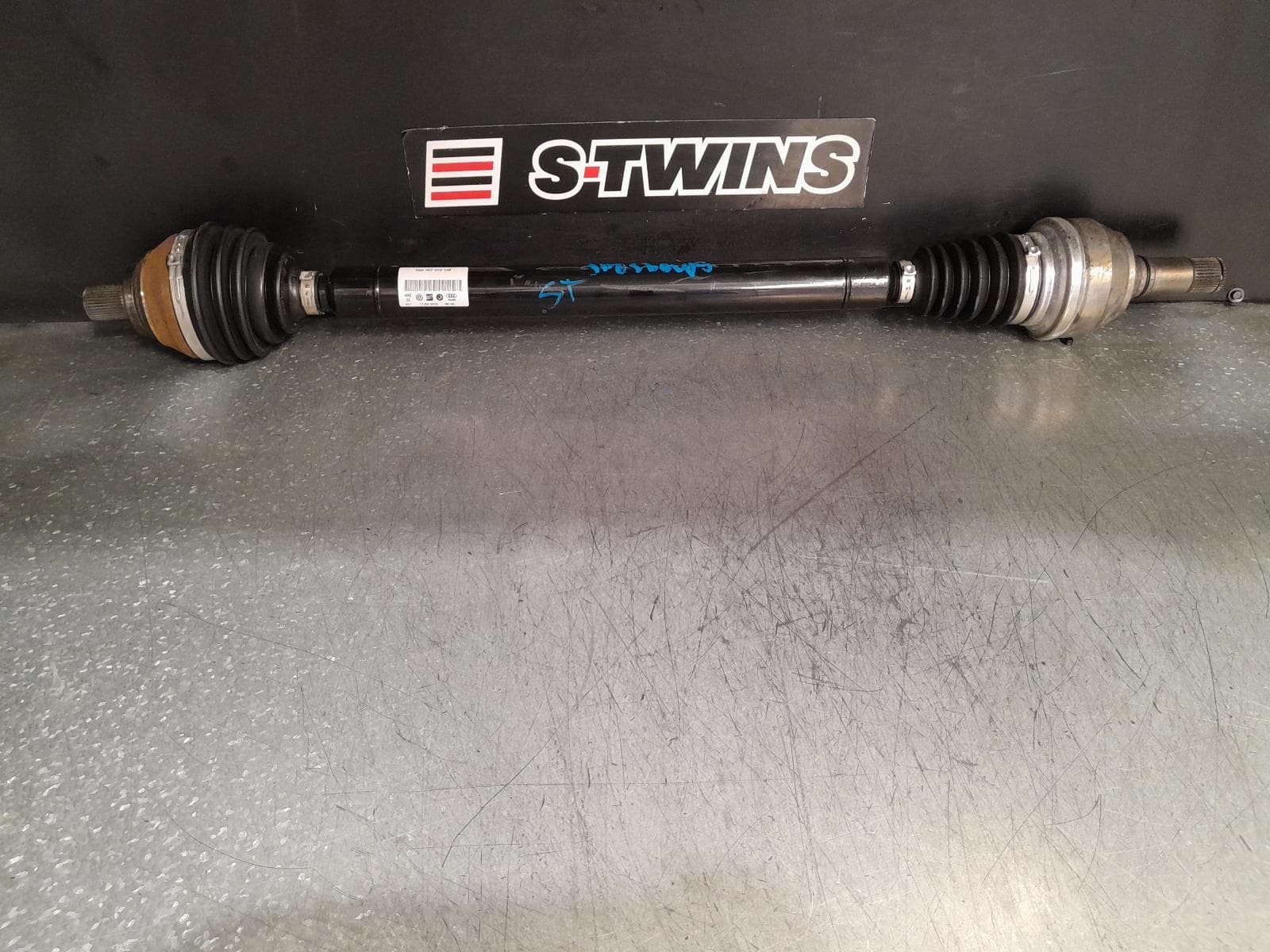Used auto part listing image: 2016 AUDI A3 RIGHT DRIVESHAFT FRONT, PETROL, 2.0, CZPB CODE, 8V (A3), 05/16-10/20 0000375655